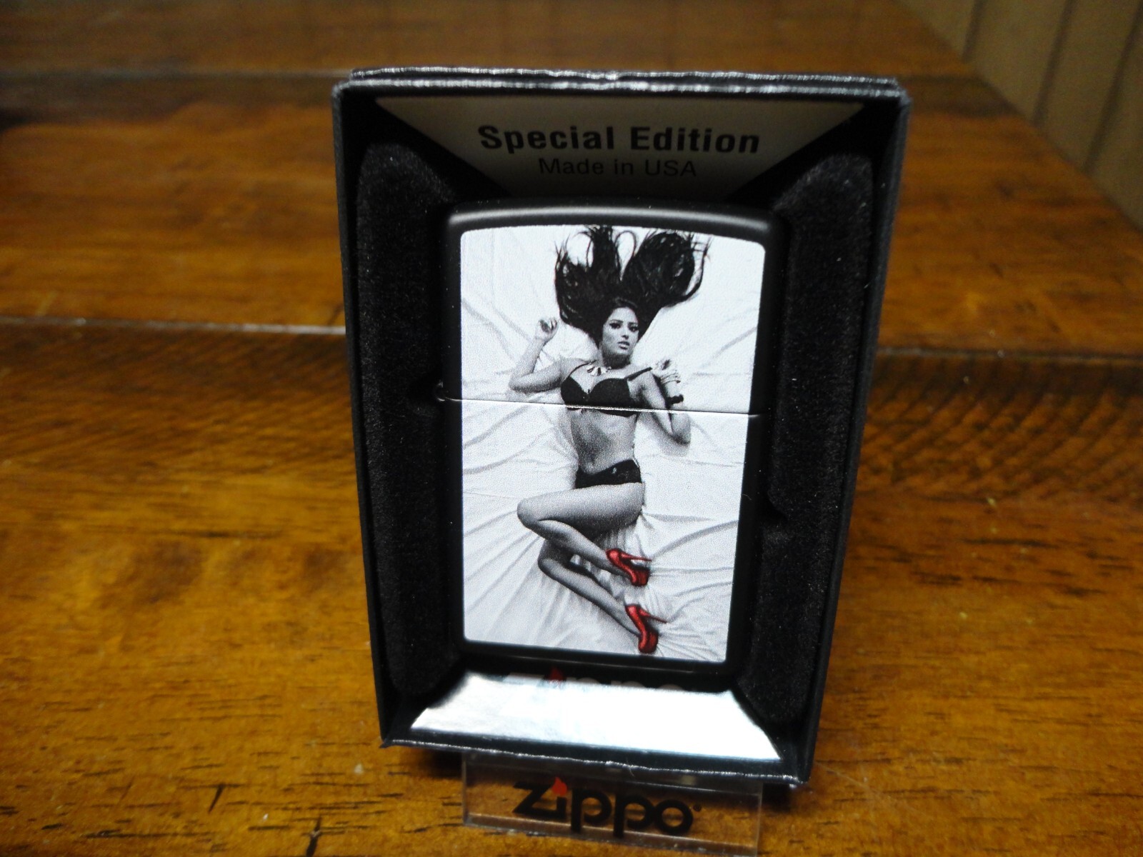 RED SHOE GIRL PINUP ZIPPO LIGHTER MINT IN BOX