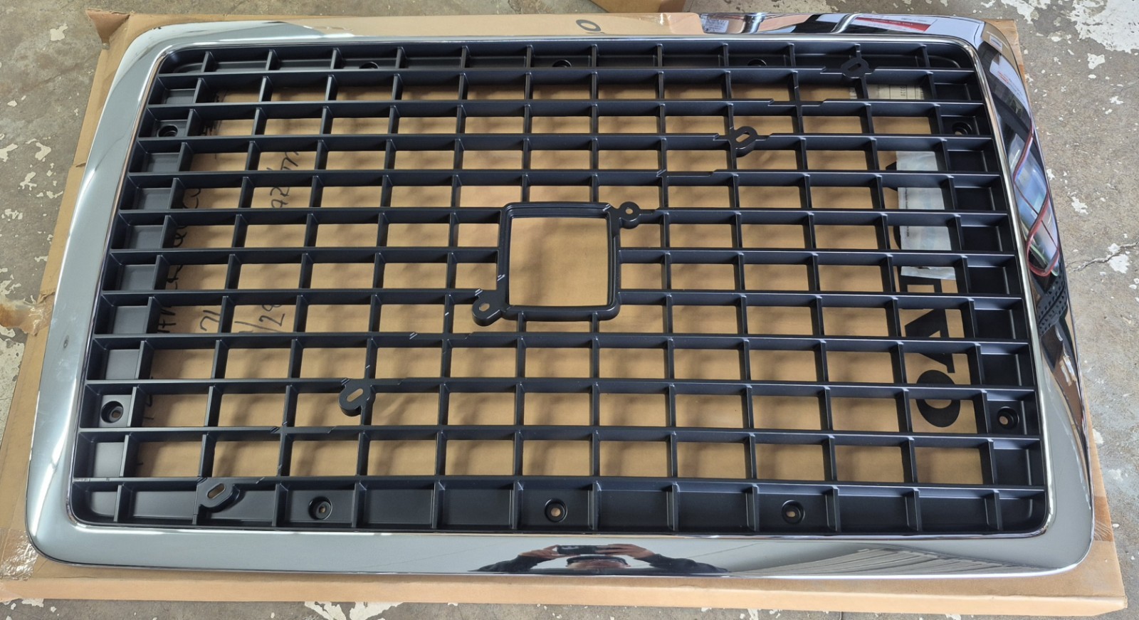 VOLVO VNL 2003-2018 GRILLE 3014682 GEN 2 New In Open Box Part Oem Genuine