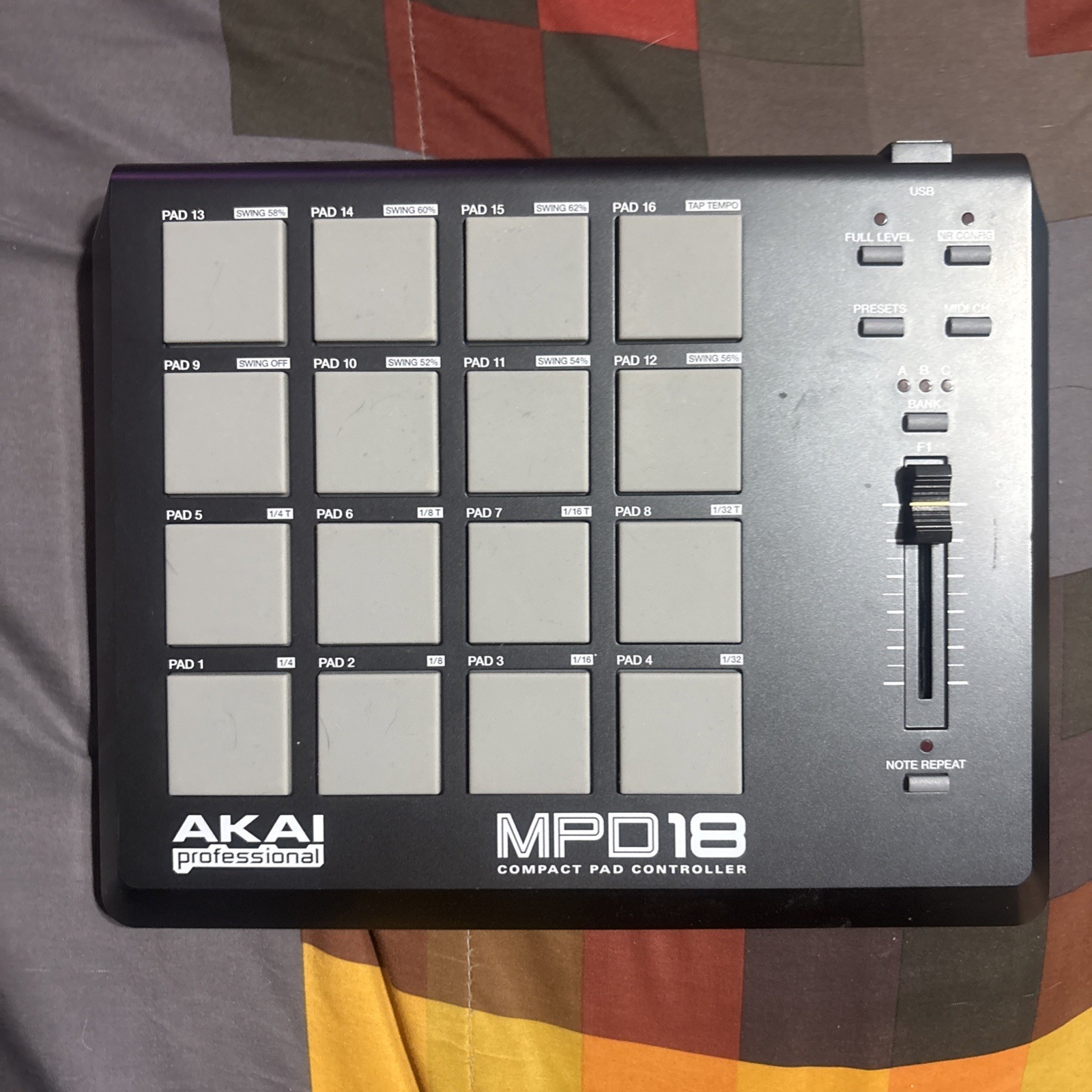 DJ EQUIPMENT Akia Professional MPD18 Compact Pad Controller (no Cable)