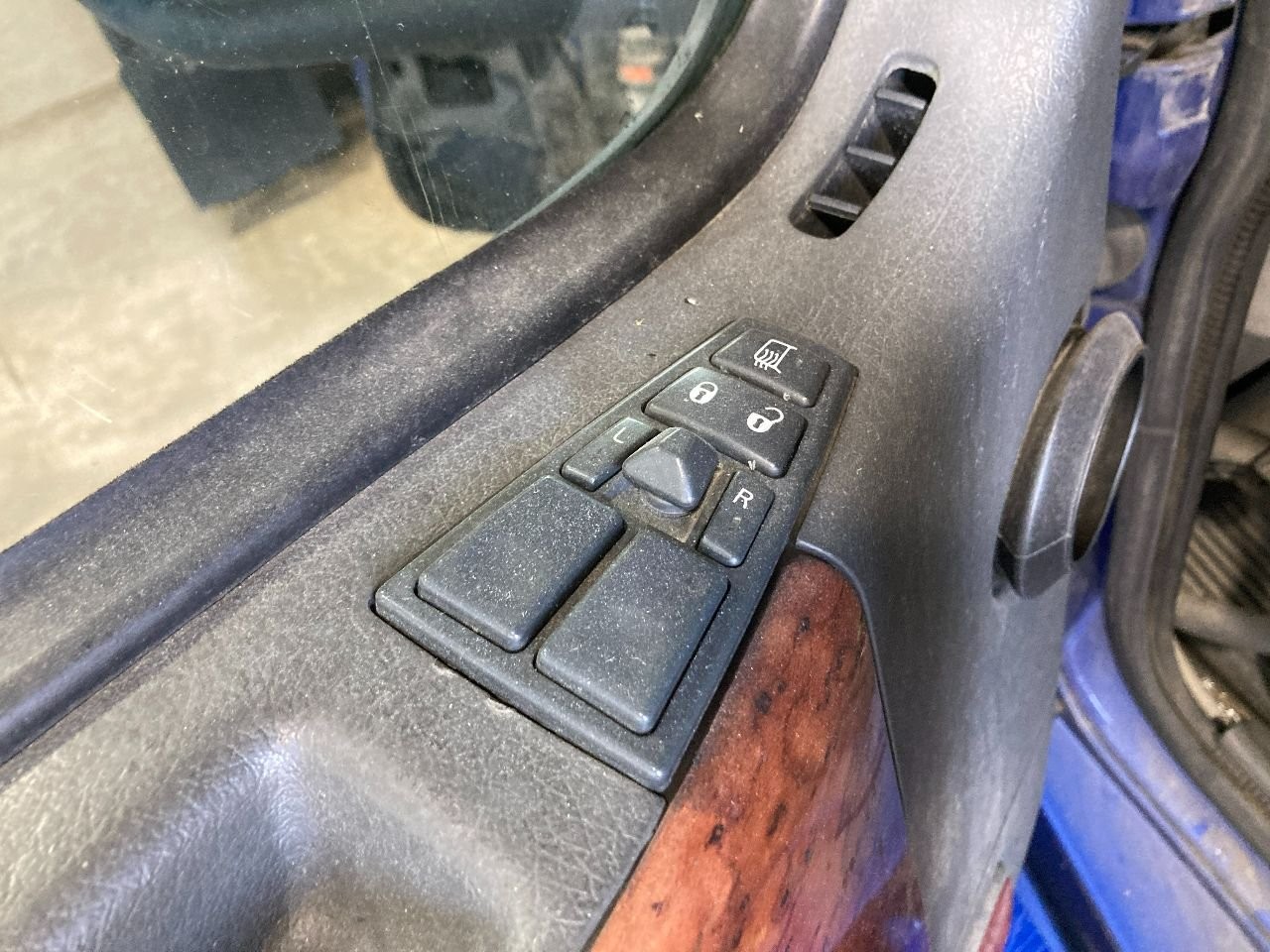 2003-2012 Volvo VNL POLY/CHROME Left/Driver Door Mirror - Used