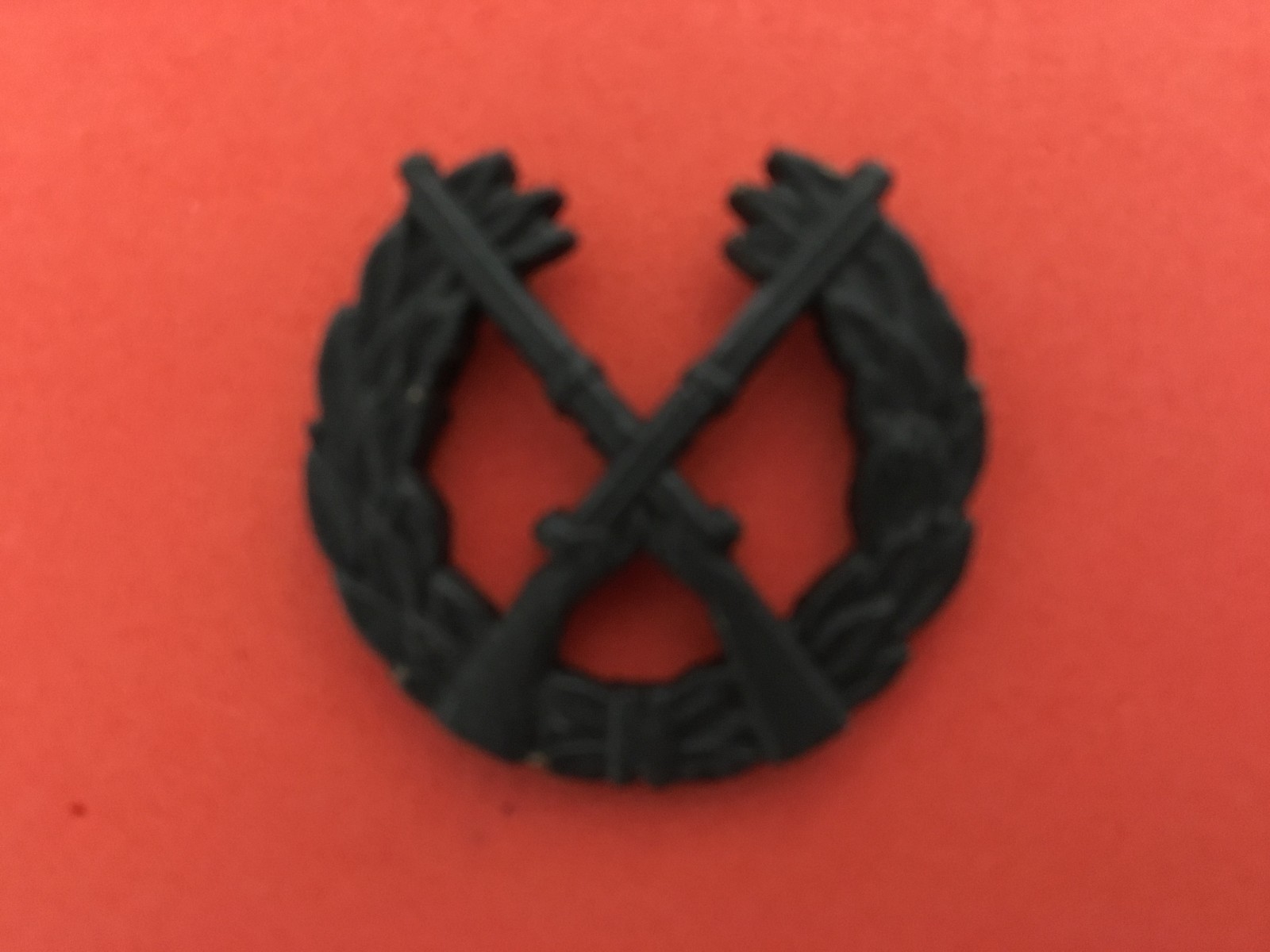 OPFOR BLACK SUBDUED MEDAL INFANTRY WREATH W/CROSSED RIFLES PIN  1 X 1/18TH