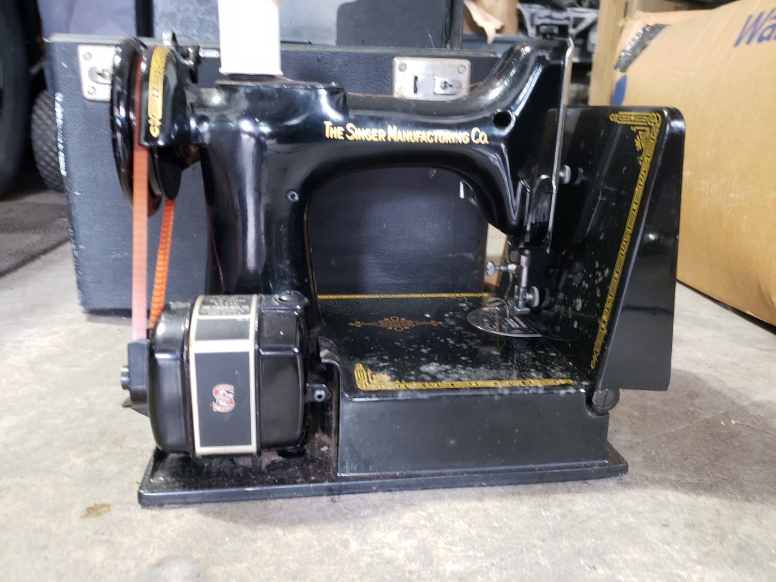Vintage Singer Featherweight Sewing Machine w/ Foot Pedal, Case