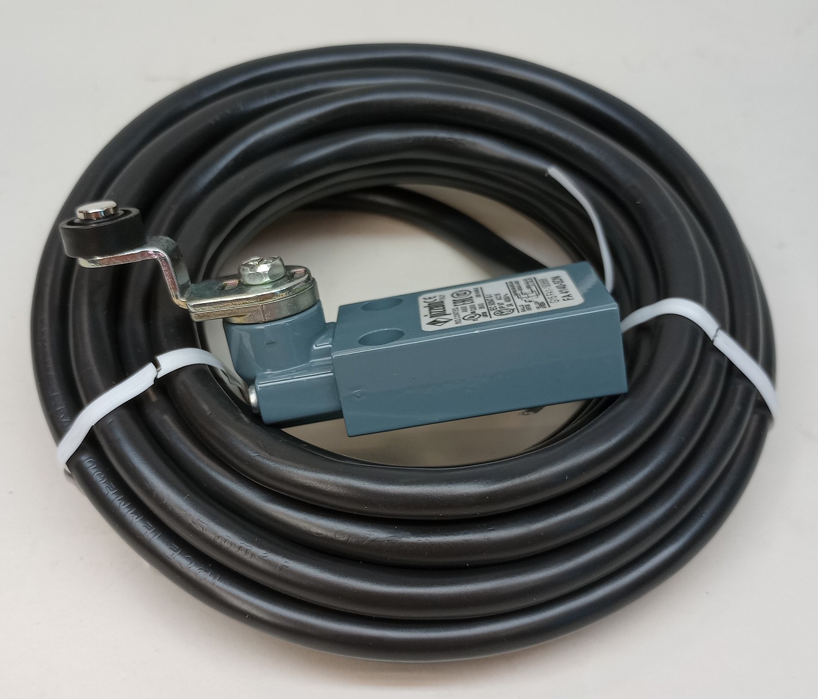 Pizzato FA 4140-5DN Position Switch With Roller Lever