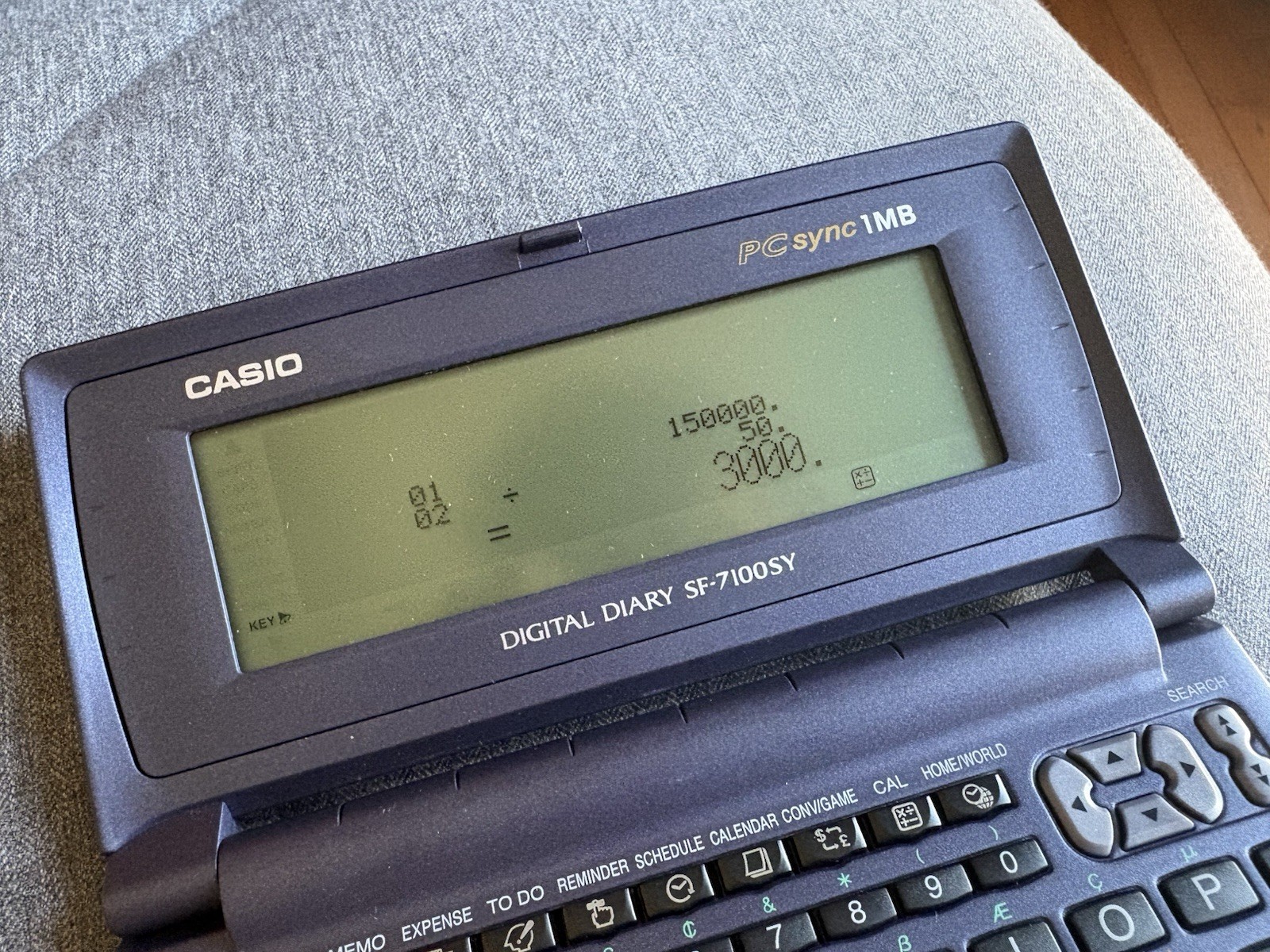 Casio Digital Diary SF-7100SY - 1MB - PC SYNC - W/ Box + Plastic Insert - TESTED