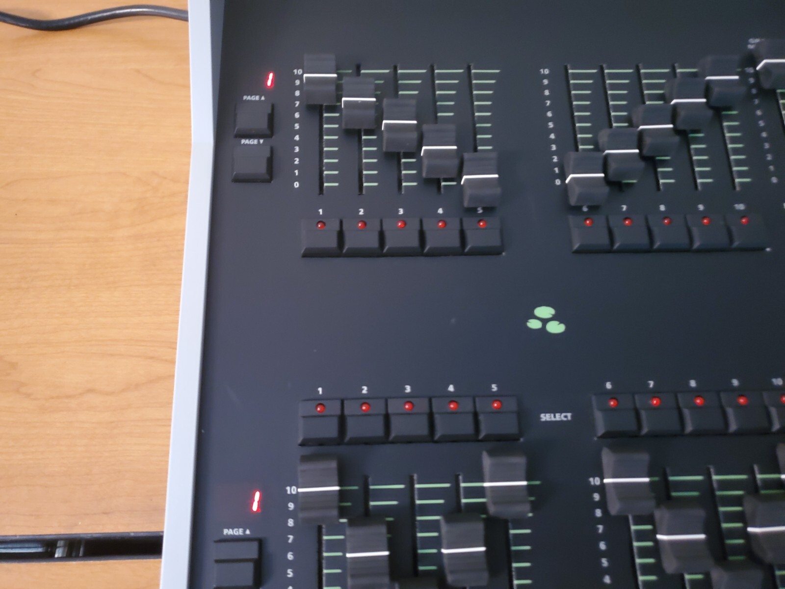 Zero 88 Frog 2 console deploys with touchscreen control "NO Power adapter"