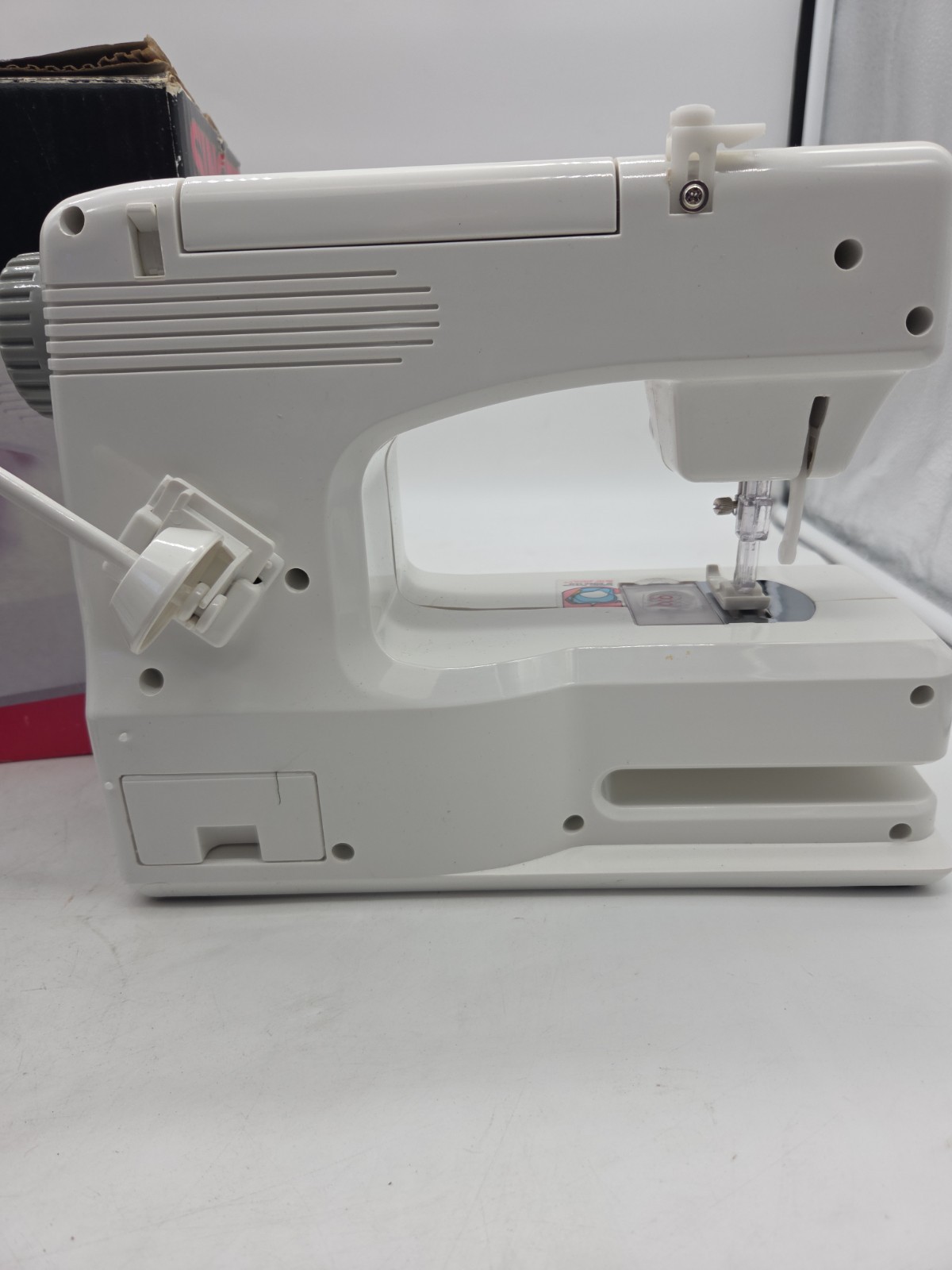 Singer® Tiny Tailor TT700 Electronic Mending/Sewing Machine-- Tested & Working