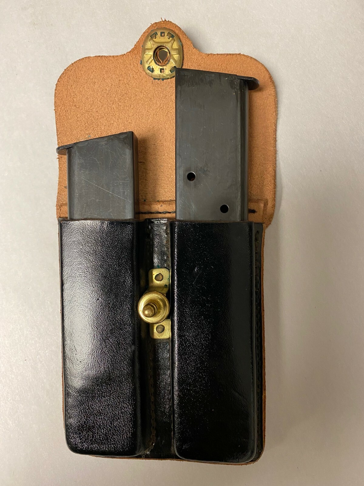 US GI VIETNAM ERA DATED LEATHER POUCH WITH TWO 7 ROUND MAGAZINES FOR COLT 45