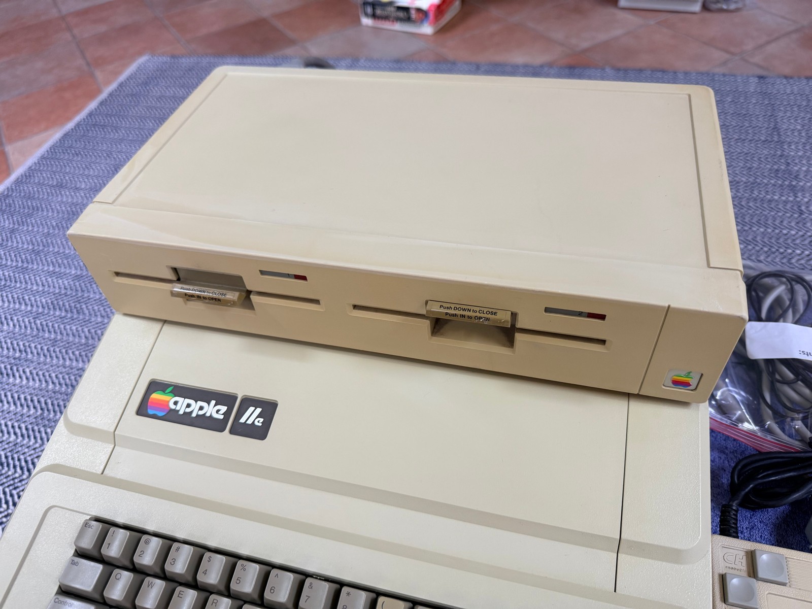 Apple IIe Enhanced Computer 128K(A2S2064) • Apple DuoDisk (A9M0108) • Working