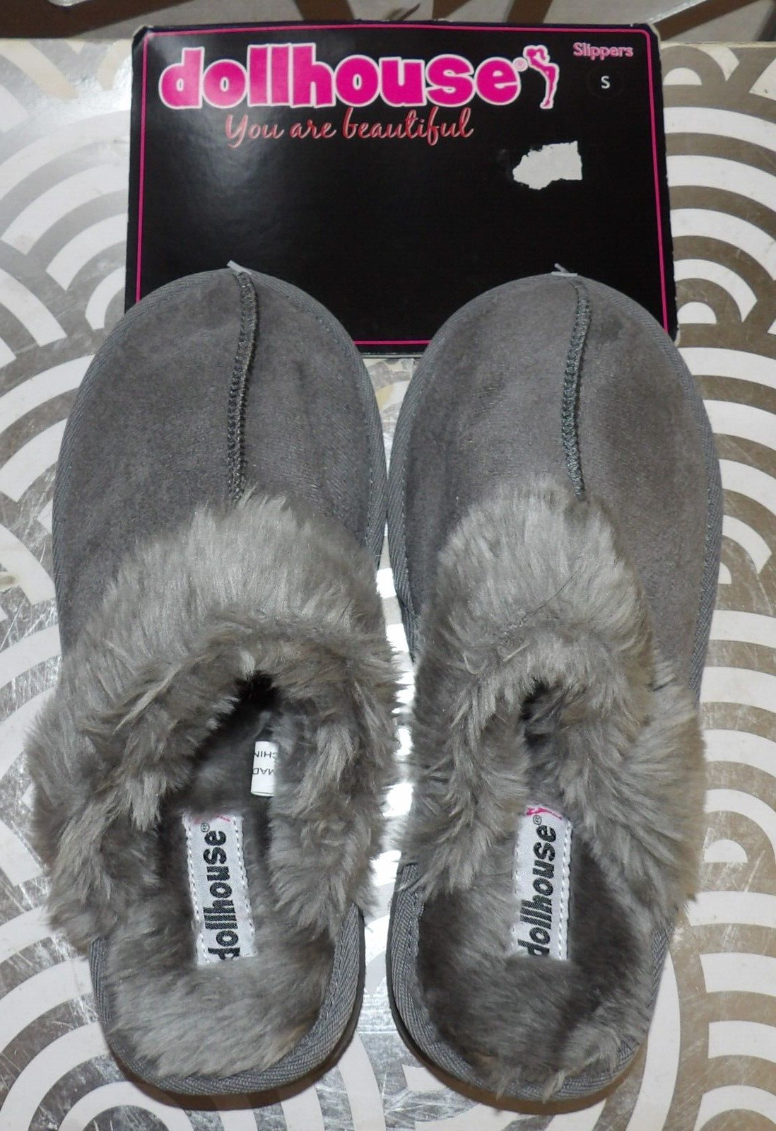 DOLLHOUSE YOU ARE BEAUTIFUL FAUX FUR LINED GRAY SLIDE SLIPPERS(SZ: SM. 5/6)