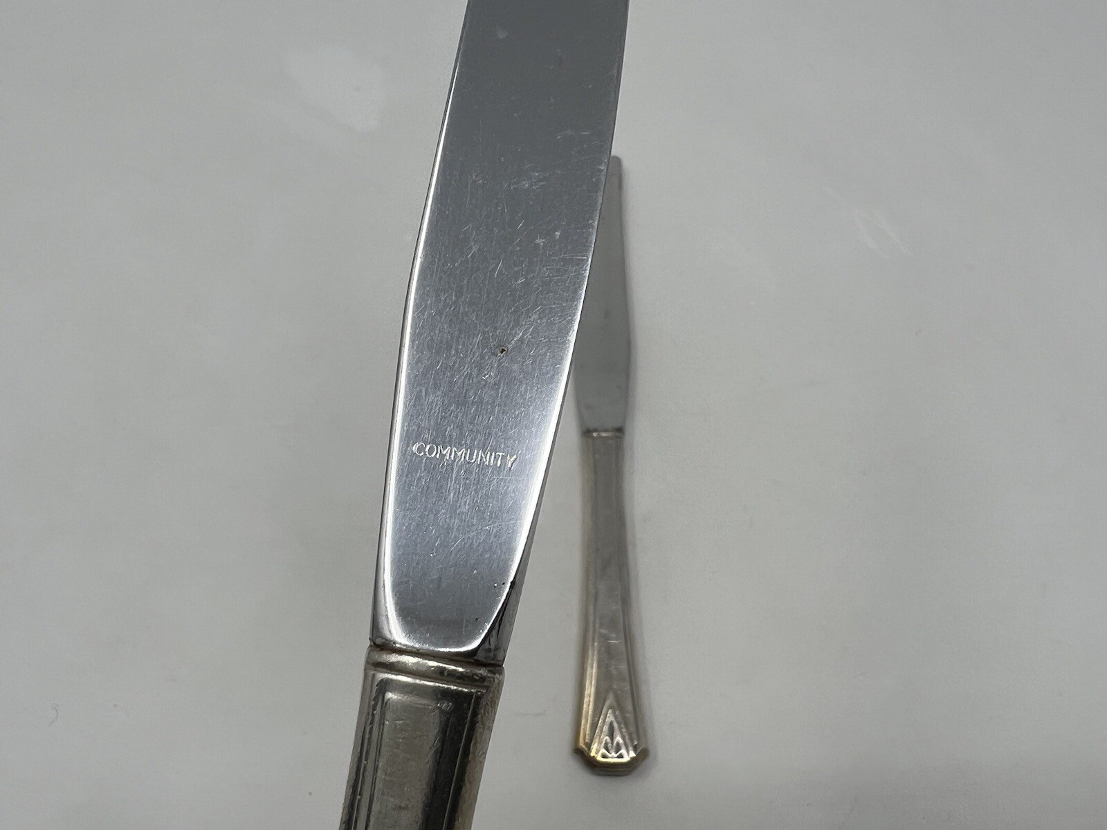 Oneida Deauville pattern Community Plate 2 Modern Dinner Knives Flatware 9-1/4"