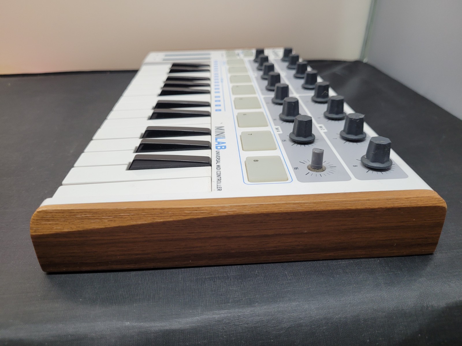 Arturia MiniLab MIDI 25-note Mini Keyboard Controller White and Wood Grain