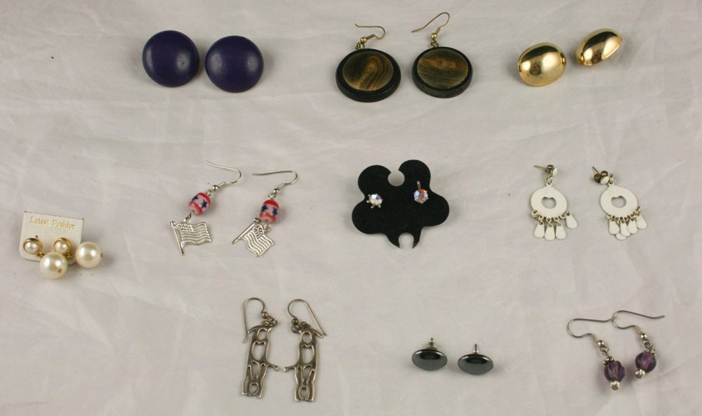 Vintage Lot Of 20 Pieces Earrings Gold & Silver Tone For Repair Reuse Retro Used