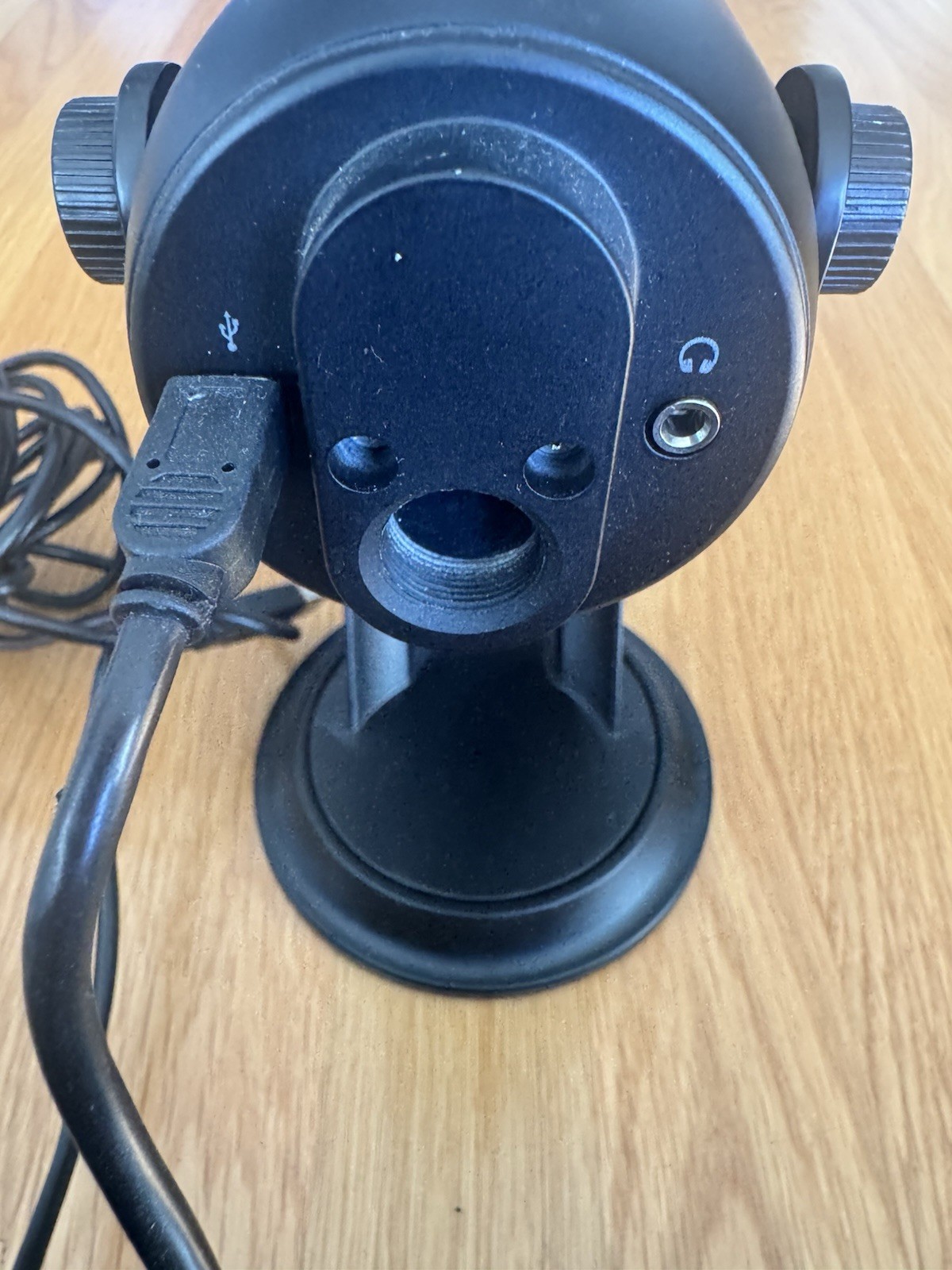 Blue gaming studio mic with Gain, headphone Jack, mute, Volume, And Pattern