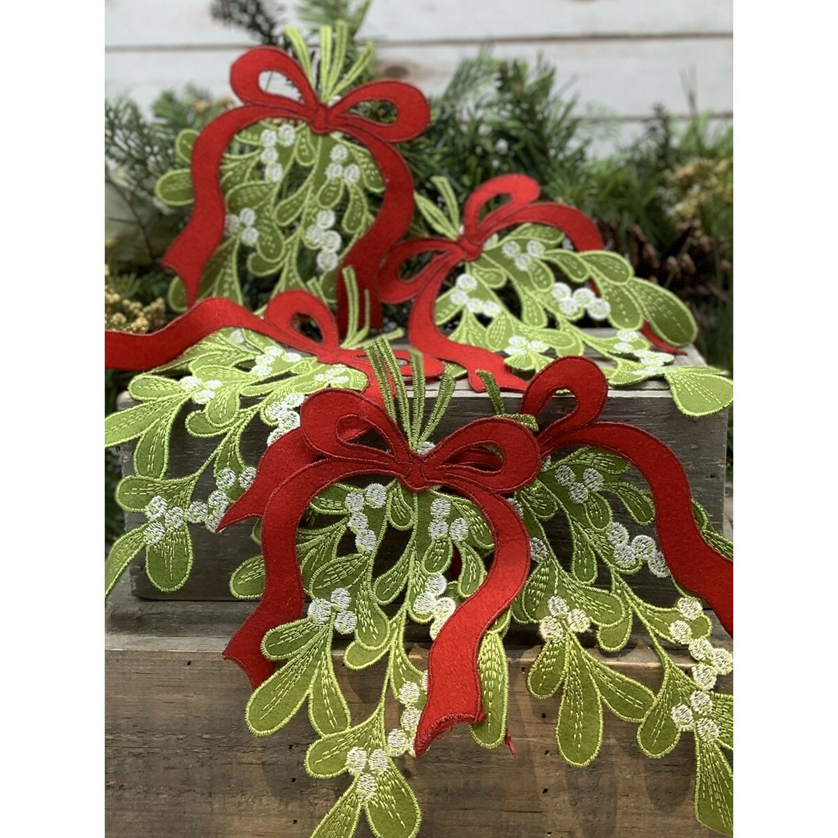 Beautiful Mistletoe Christmas Appliqué