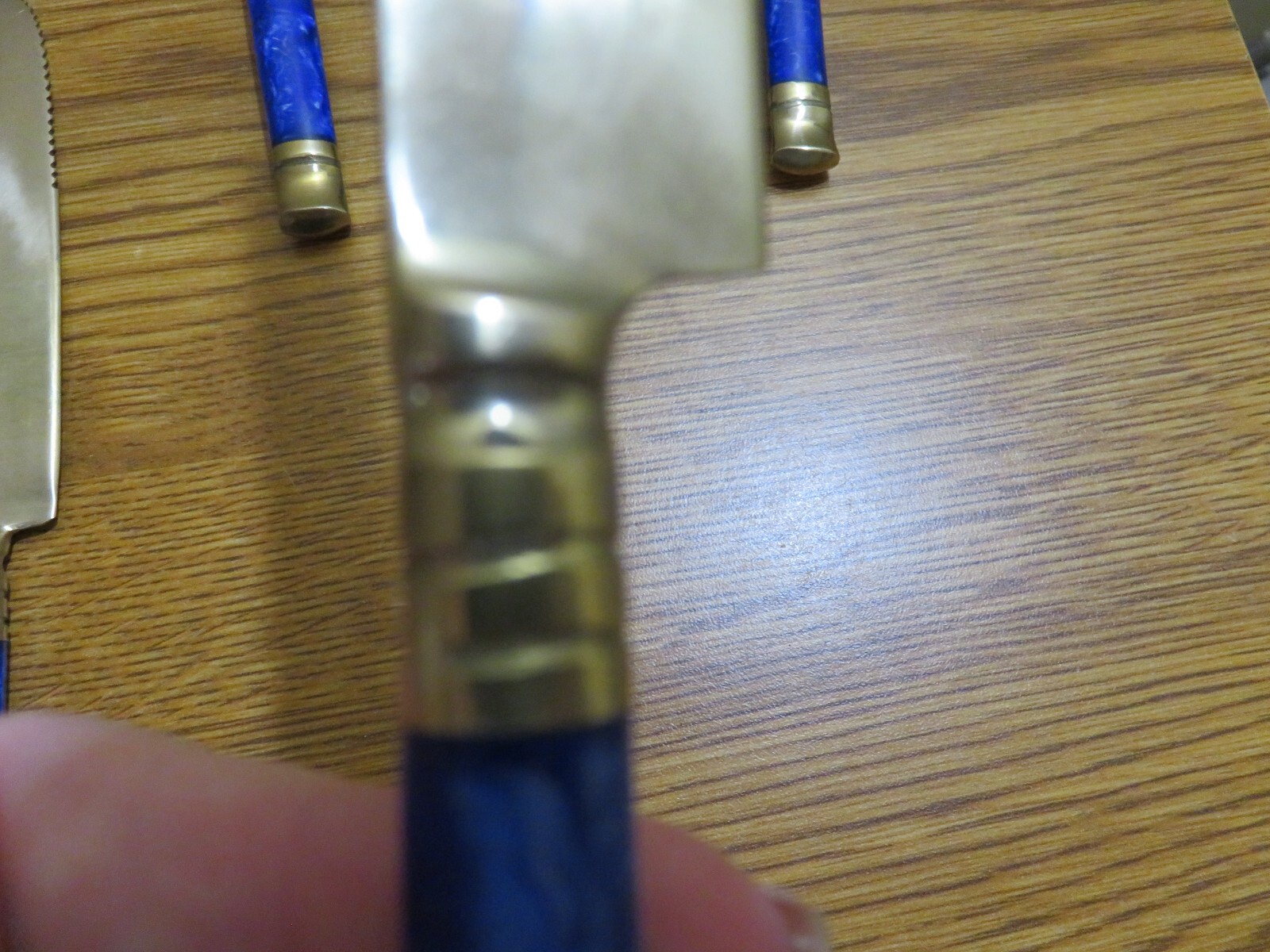 20 PIECE GOLD METAL BRASS? FLATWARE BLUE HANDLES SETTING FOR 4