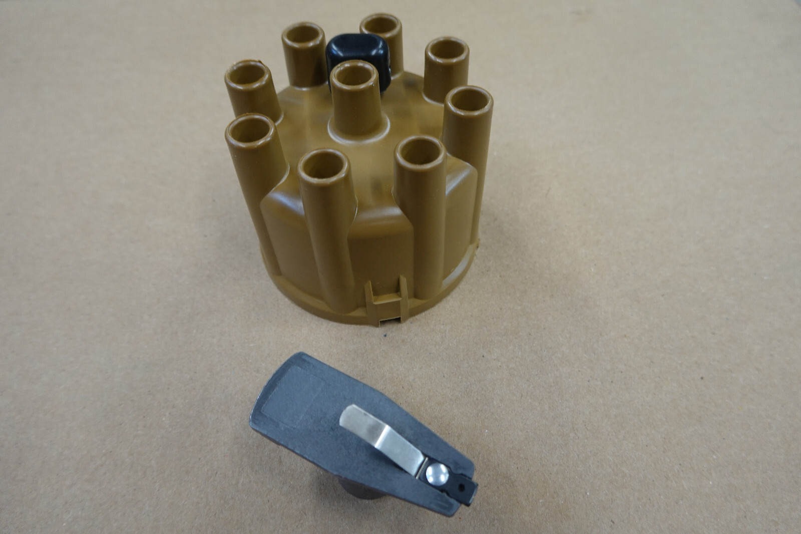 TAN DISTRIBUTOR CAP WITH ROTOR