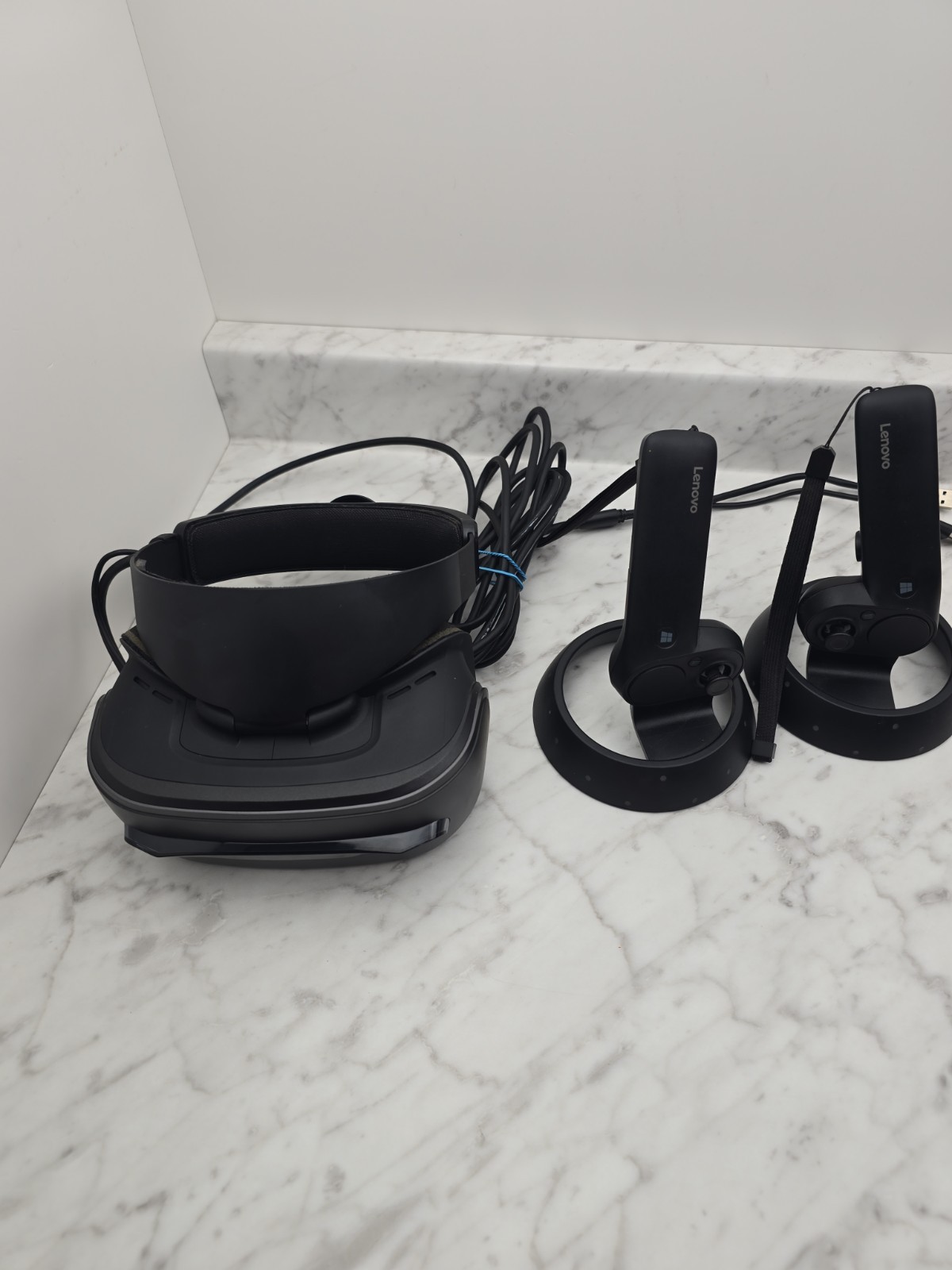 Lenovo Explorer VR Headset. Controllers Included. untested