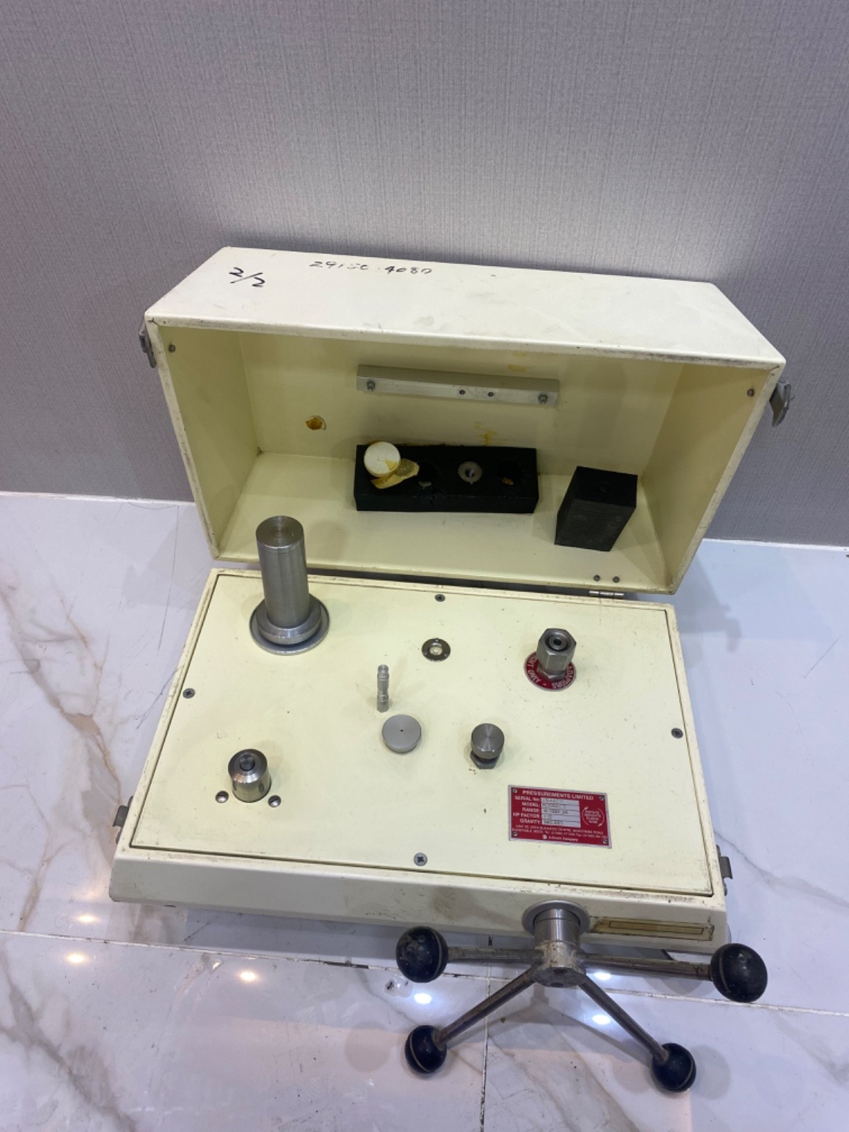 Druck Pressurements M2000/3 Deadweight tester (Range 10-5000 psi )