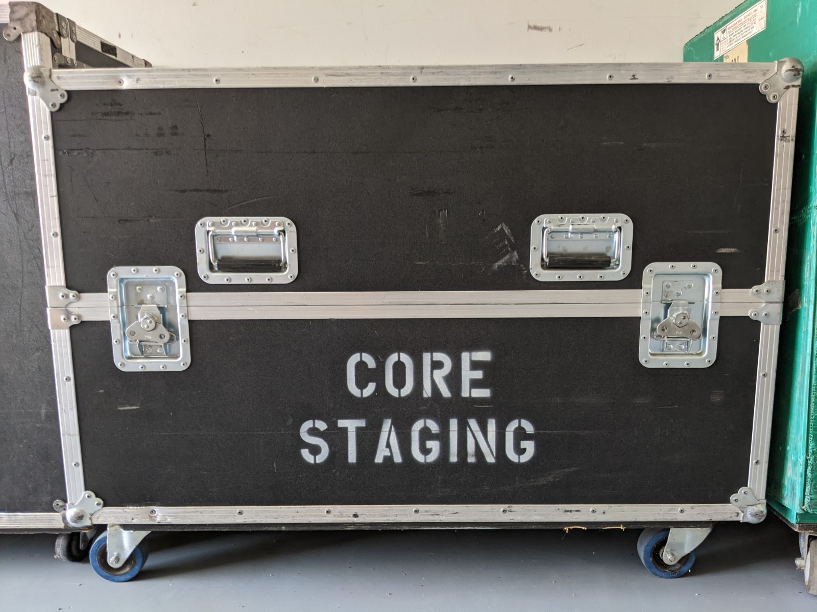Professional Clamshell Rolling A/V ROAD CASE ONLY for 42"+ Display Monitors
