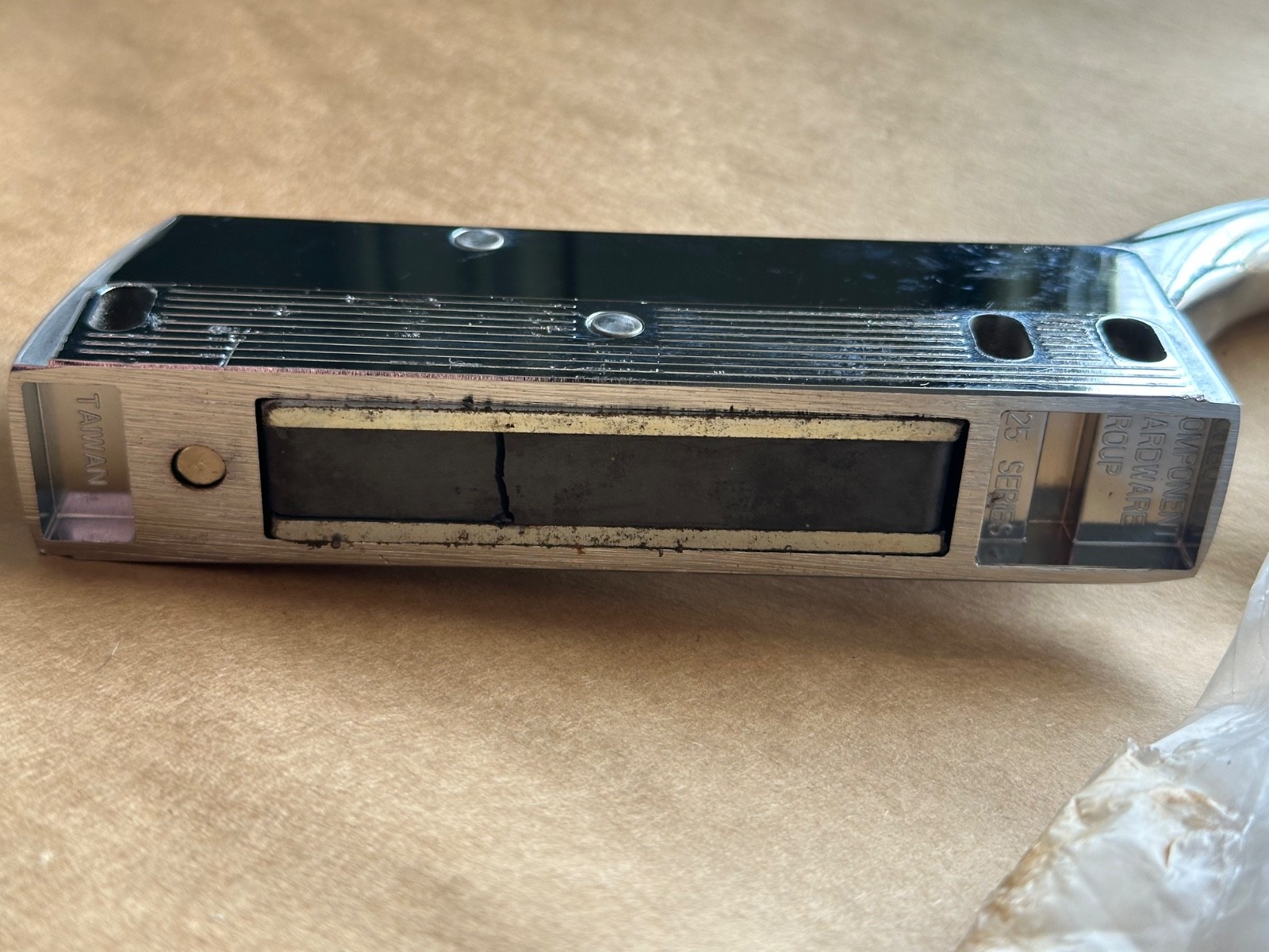 Component Hardware Group R25 Series Magnetic Latch w/ Offset Handle