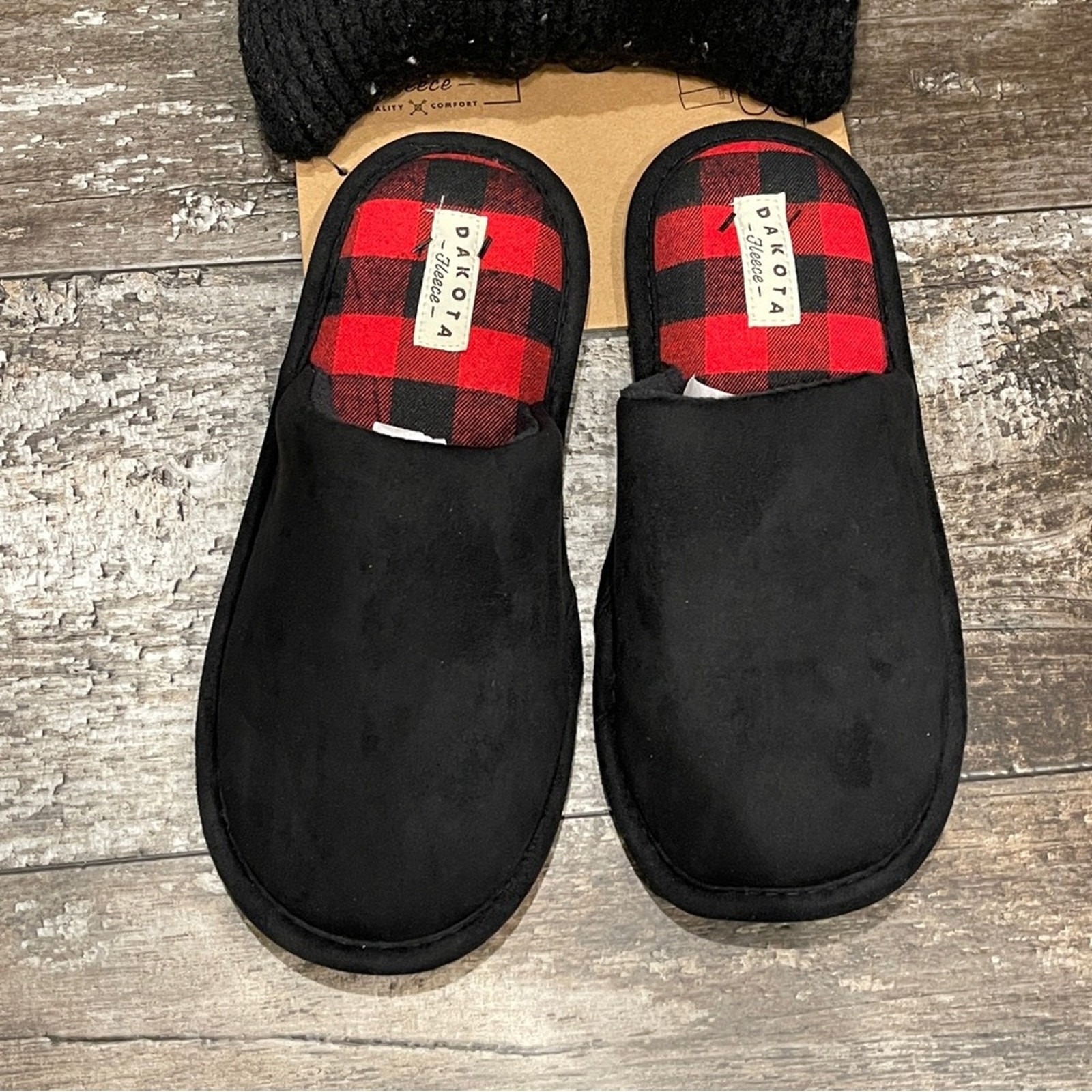 Mens 2 Piece Gift Set Slippers Hat Cozy Holiday Christmas Gift Black Red NWT