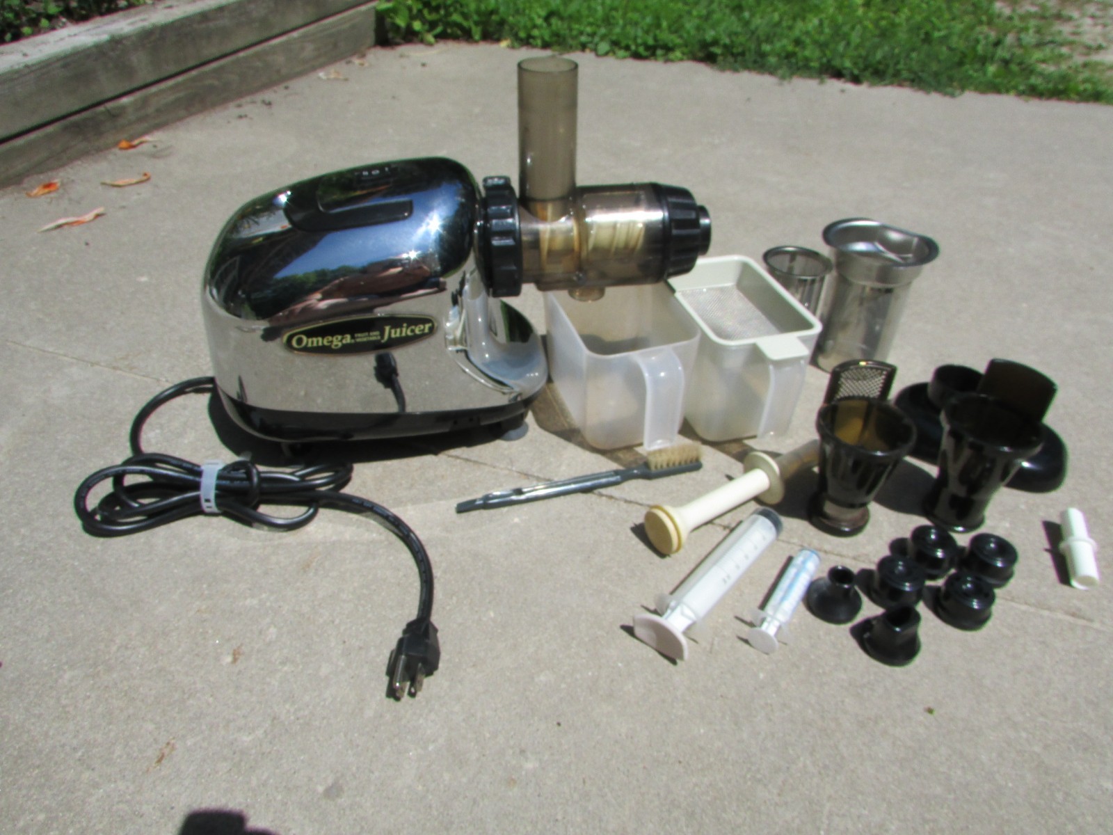 Omega Fruit And Vegetable Juice Extractor Juicer, Model 8005 Silver Accessories