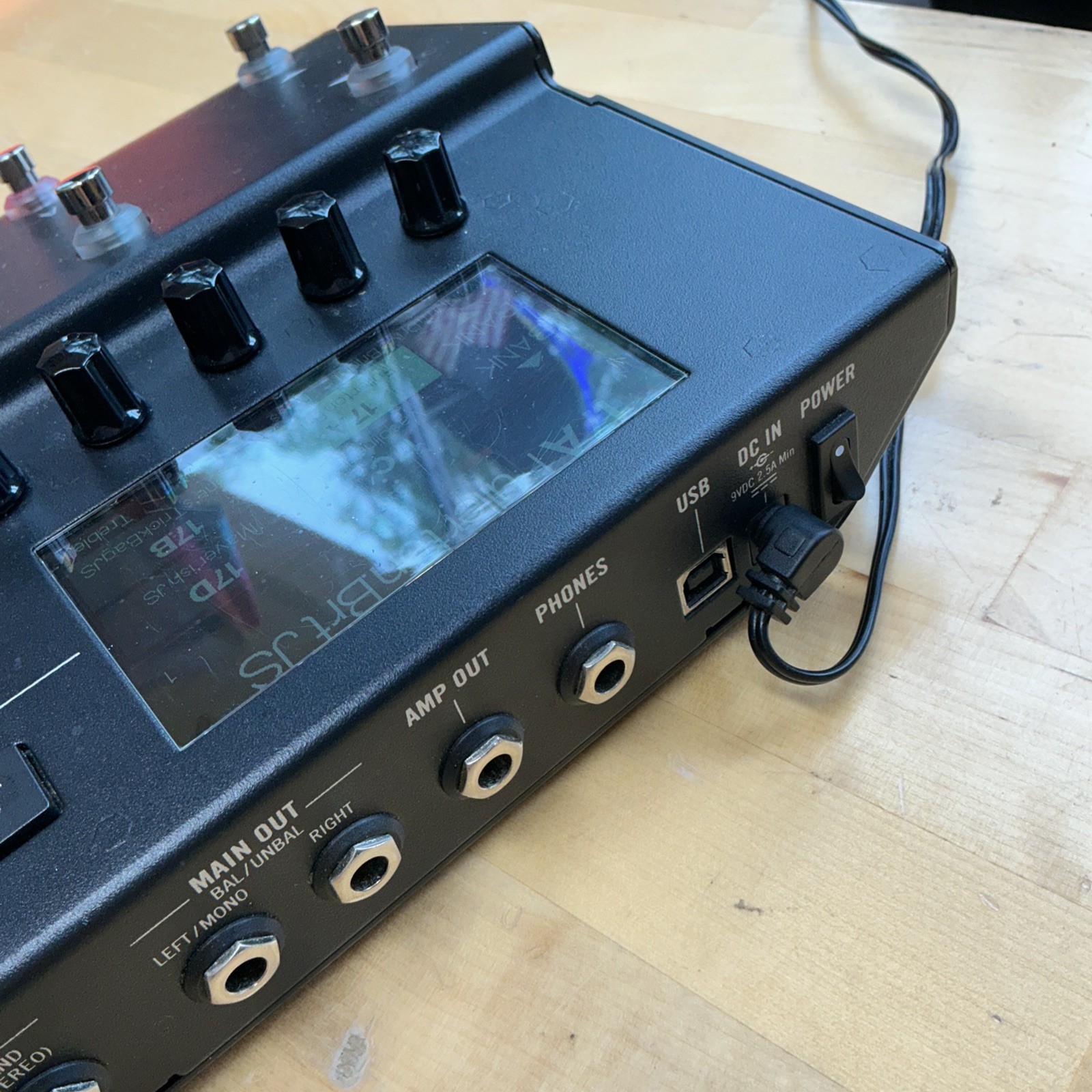 Line 6 POD Go Guitar Multi Effects Processor Amp Sim Modeler + Line 6 Road Case