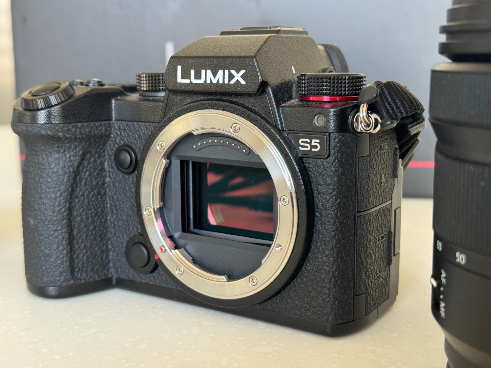 Panasonic LUMIX S5 24.2MP Mirrorless Camera (LUMIX S 20-60mm F3.5-5.6)