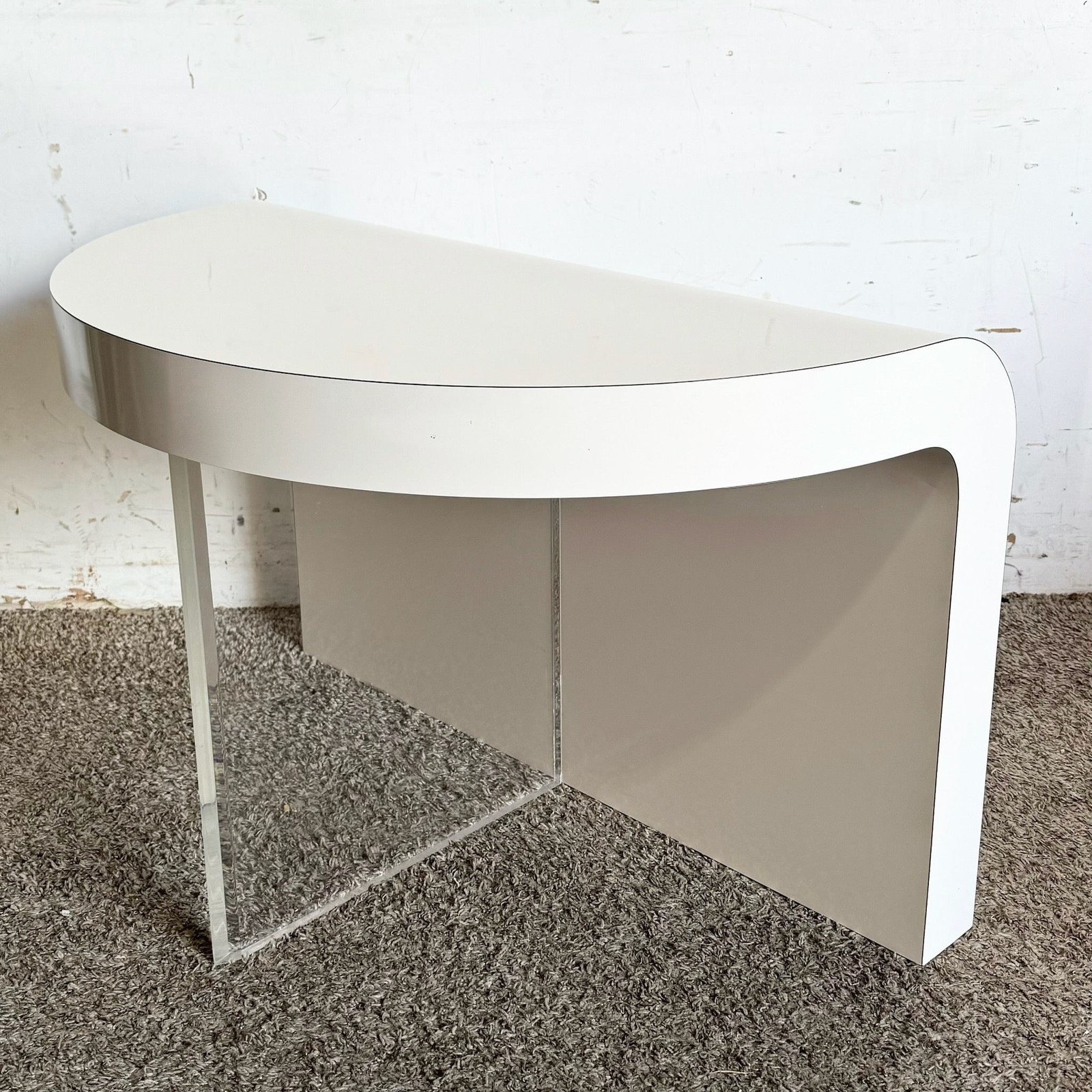 Postmodern Sculpted White Lacquer Laminate and Lucite Waterfall Side Table