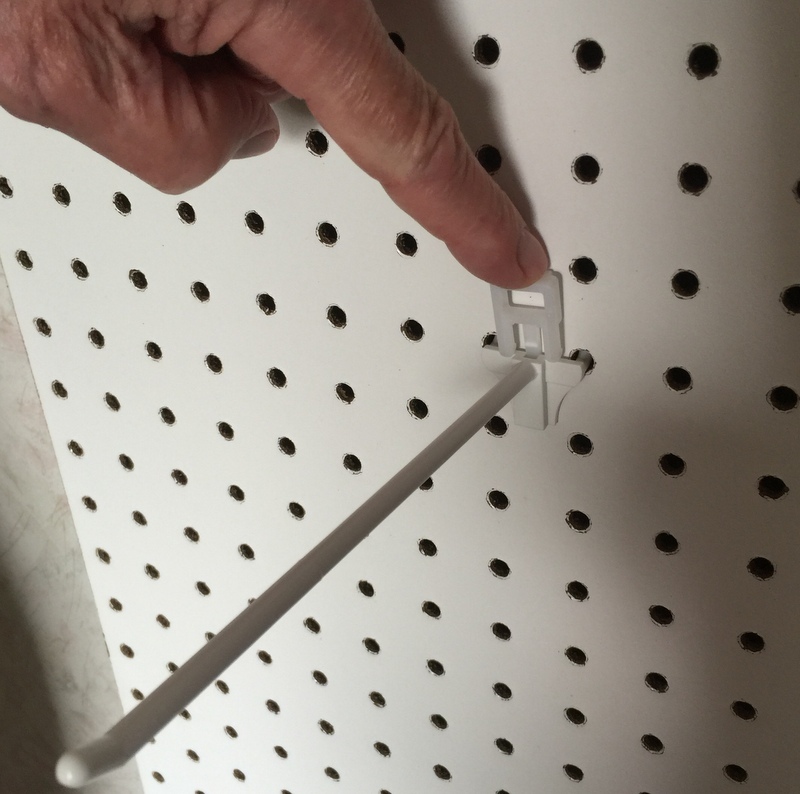 (100 PACK) 2 Inch Locking Black Plastic Pegboard Peg Hooks (100 Locks, 6 Keys)