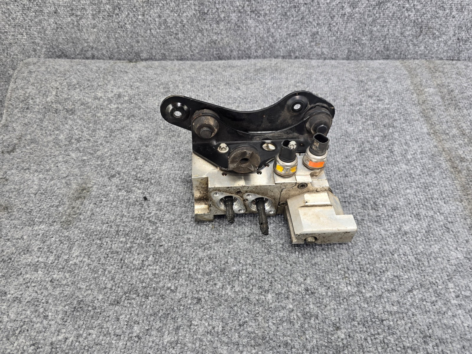 Hydraulic Valve Block Suspension Pump Mercedes W166 X166 GL63 ML63 ML550 oem
