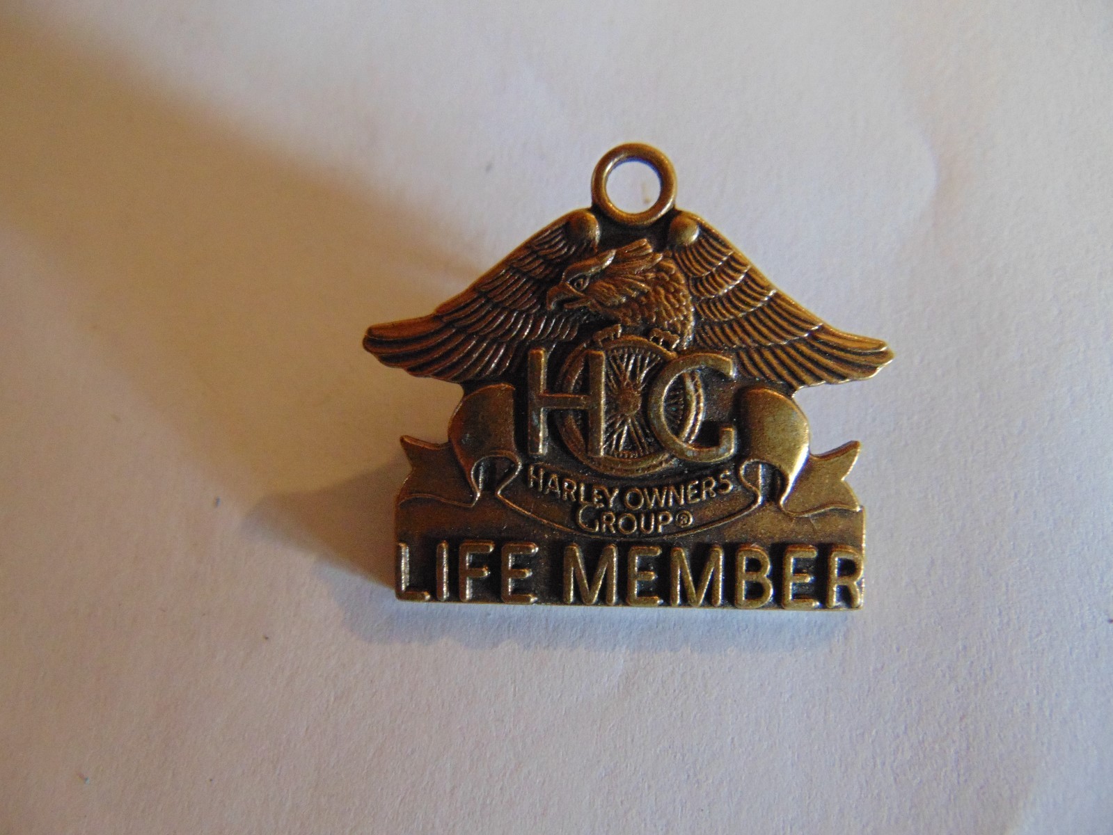 INSIGNIA CREST HAT PIN MINI BADGE HARLEY DAVIDSON OWNERS GROUP LIFE MEMBER USA
