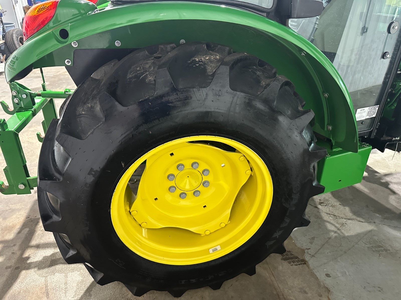 2022 JOHN DEERE 5065E CAB (520 M LOADER) (239 HOURS)