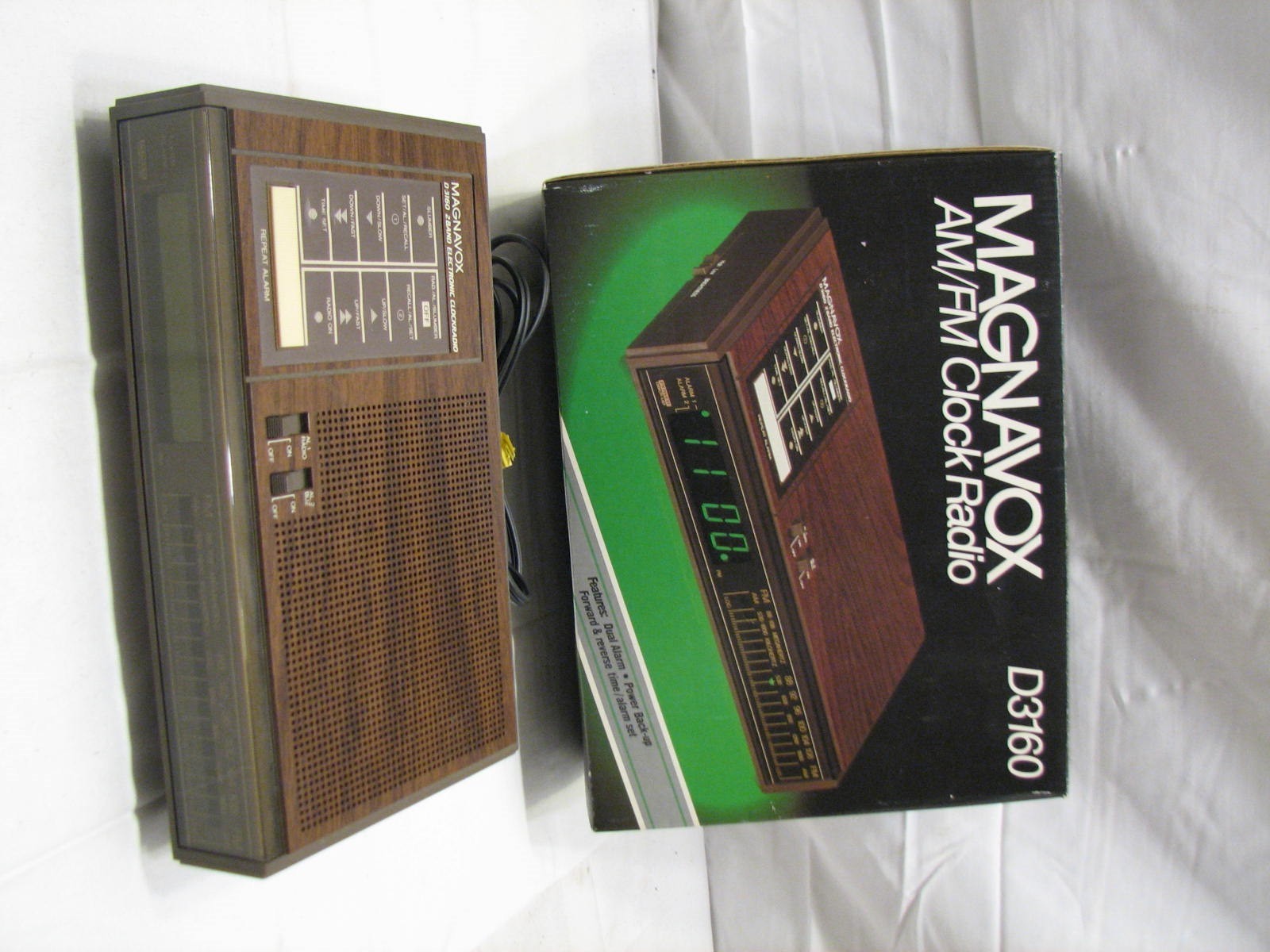 Rare Magnavox Nightstand AM/FM Radio Digital Alarm Clock Radio D3160 w/Box