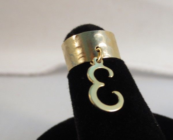 14KT GOLD EP  DANGLE INITIAL E TOE RING IN A HAMMERED RING