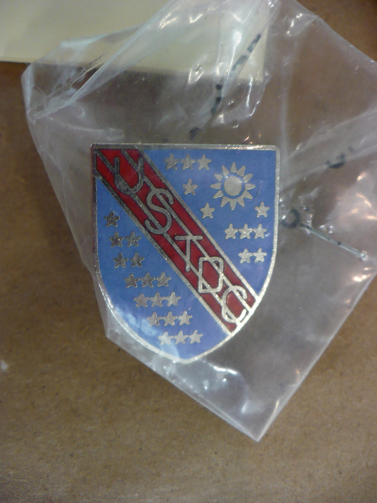 KX - USTOE  MILITARY PIN  US GROUND FORCES IN SOUTH VIETNAM  (#15928)