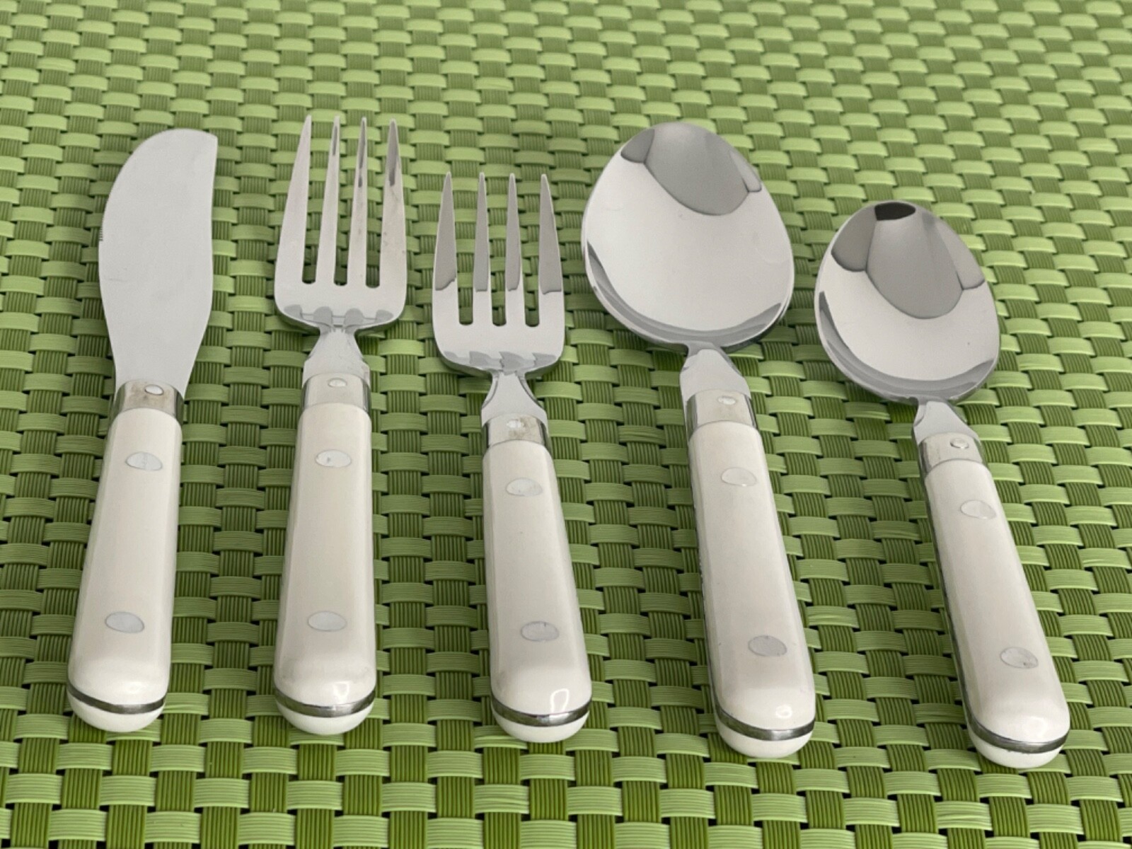 Washington Forge MARDI GRAS WHITE Stainless Flatware SMART CHOICE B117VG
