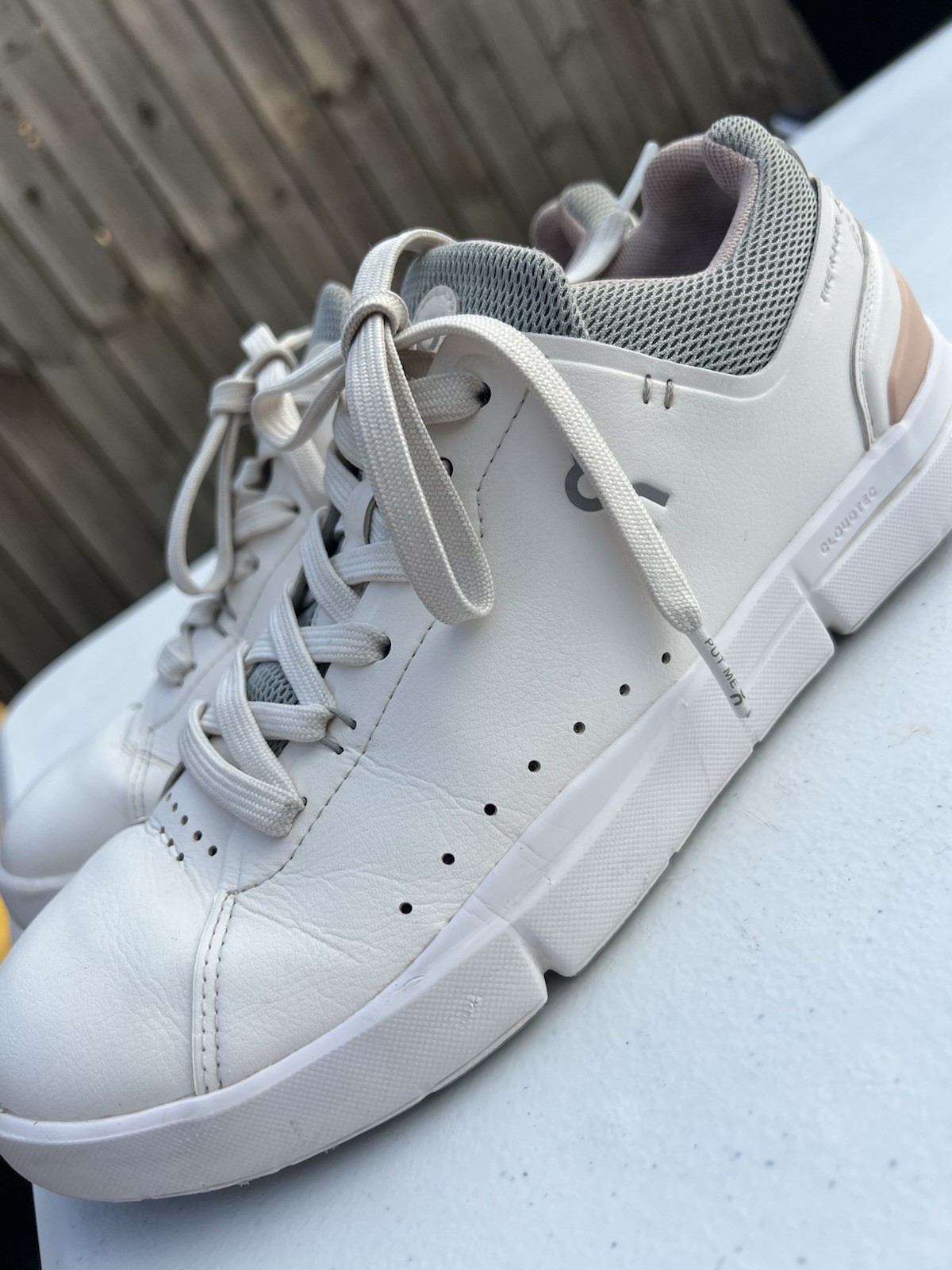 Women’s On Cloud “The Roger” Shoes Size 9