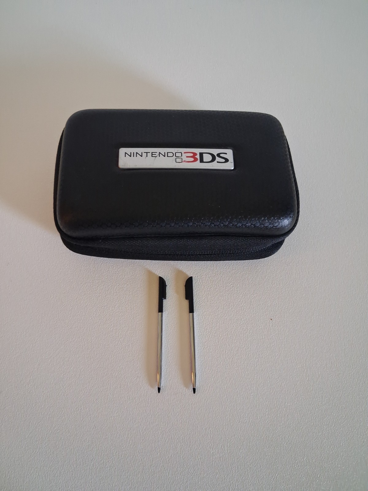 Nintendo DS 3 Carrying Case With 2 Stylus Pens. Very Nice Condition.