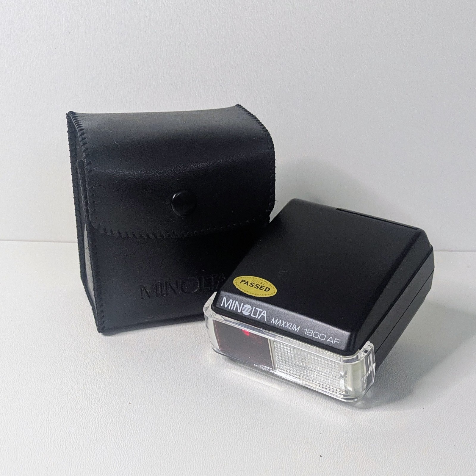 Minolta Maxxum 1800 AF Flash with Case, works well!
