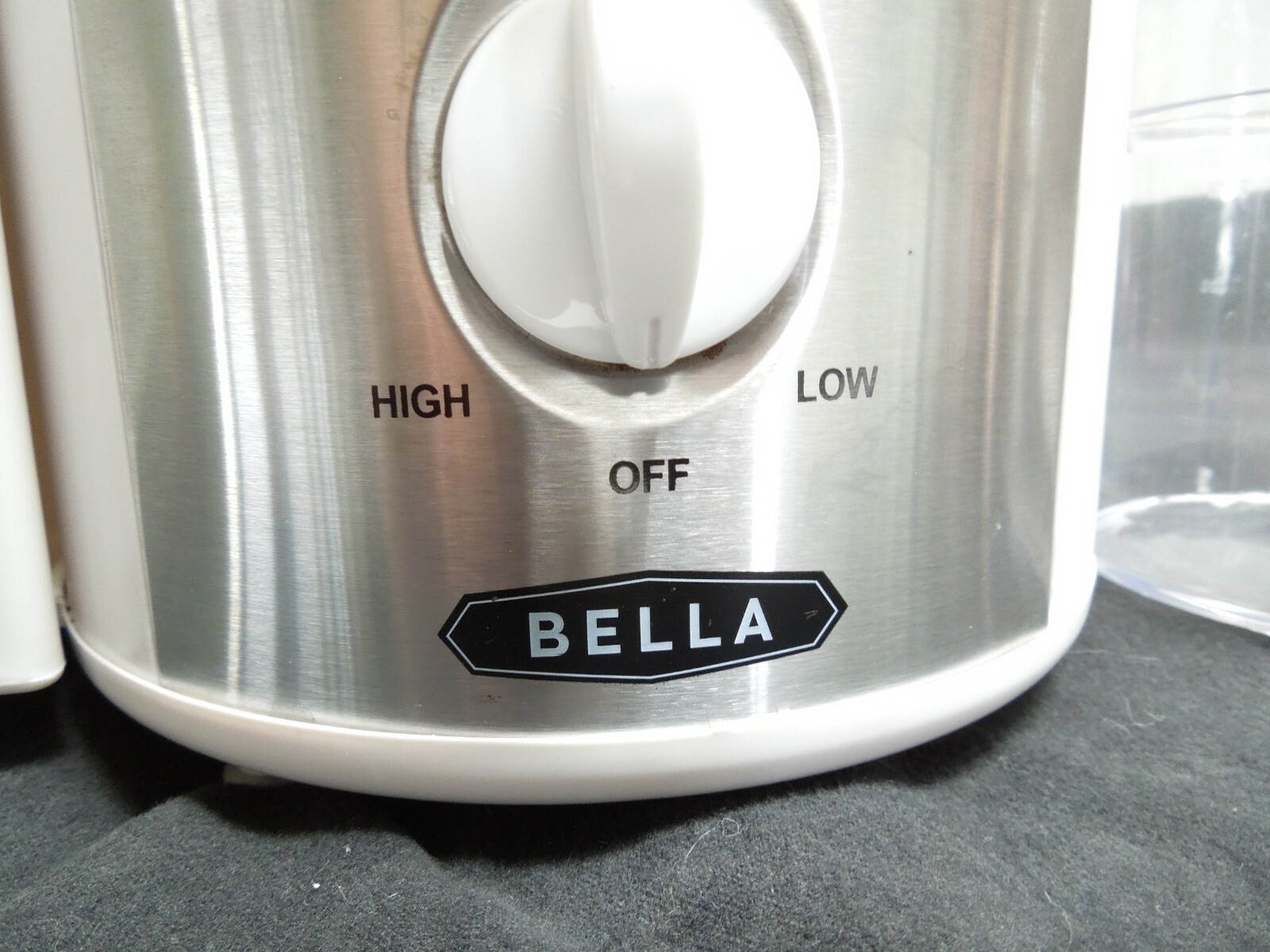 Bella High Power Juice Extractor Model XJ-BK129 White with All Attachments