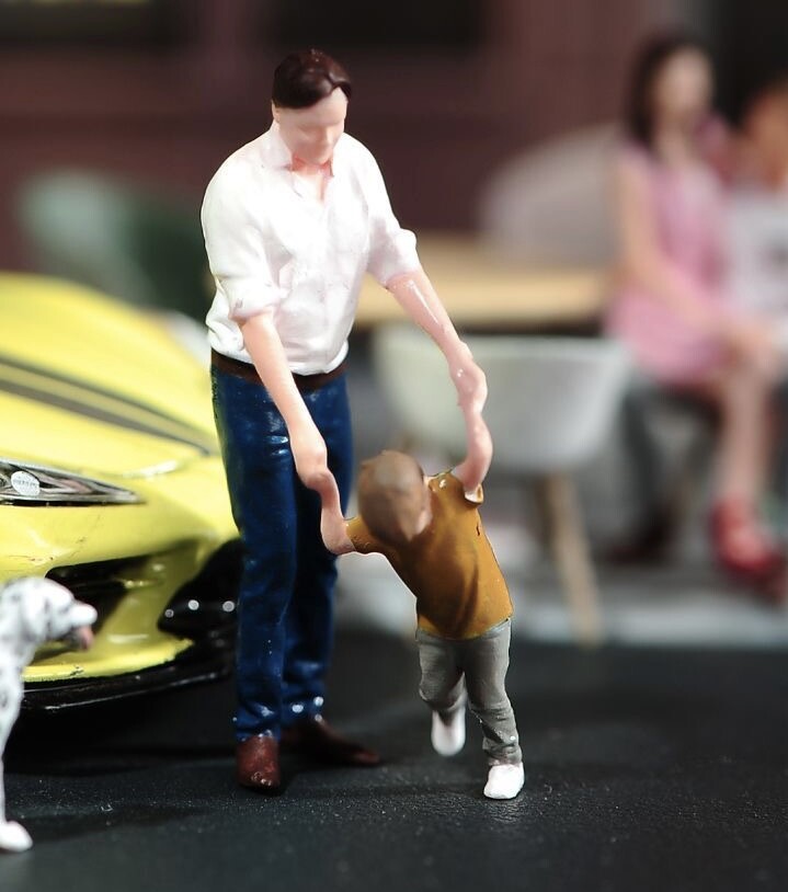 1:64 Painted Figure Model Miniature Resin Diorama Sand Father and Son Playing