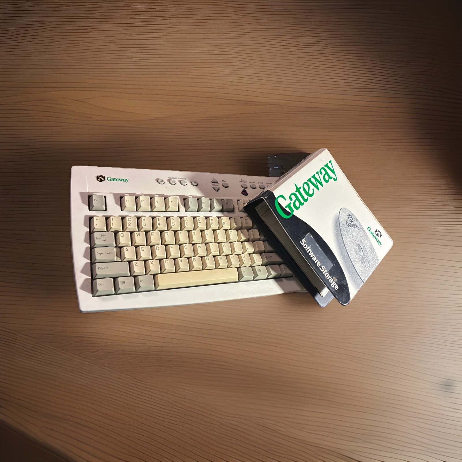 Gateway 2000 Working Keyboard & Software Bundle - Items In Desc