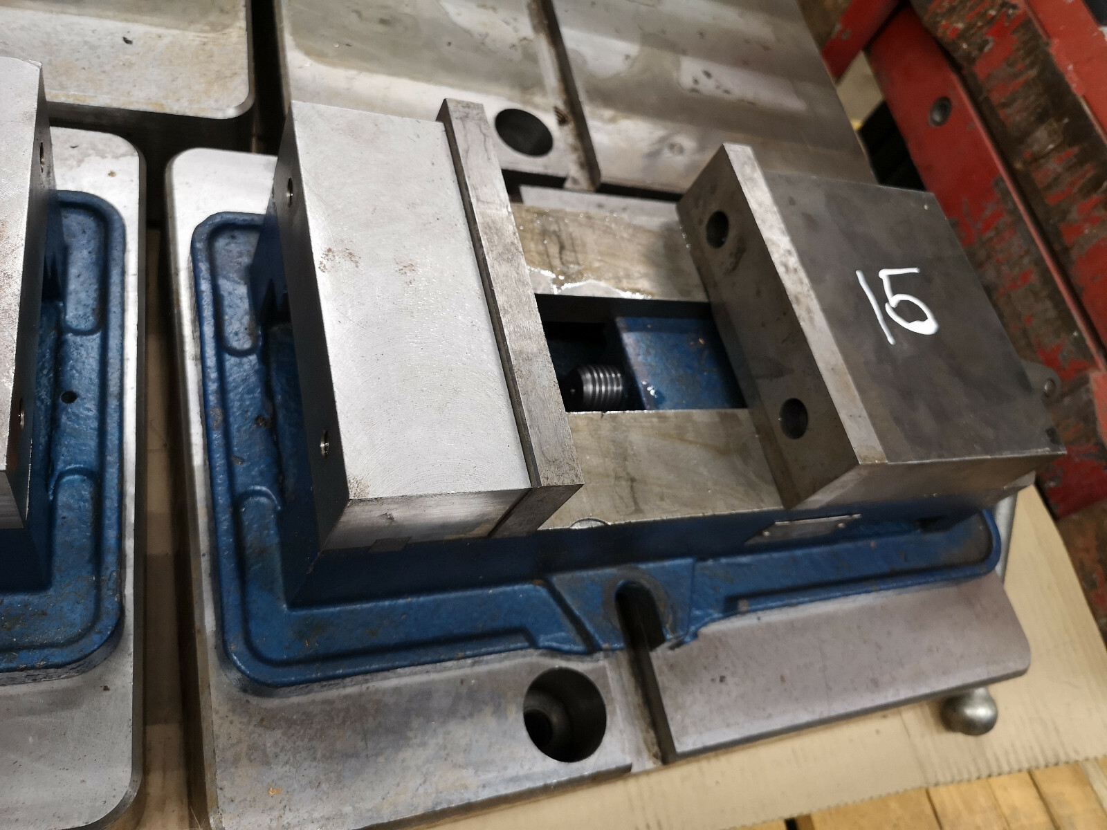 6" Percision Machinest Vise with handle and RISER locks up tight 15