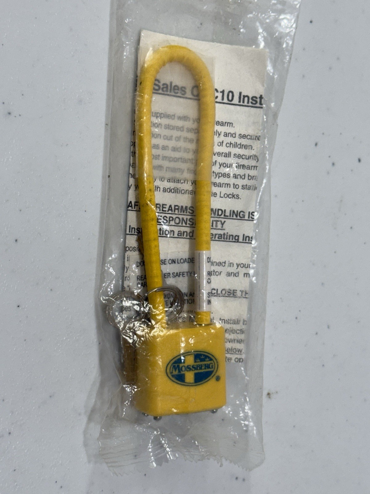 REGAL (MOSSBURG) GUN CABLE LOCK CLC10   Original Packaging with 2 keys.