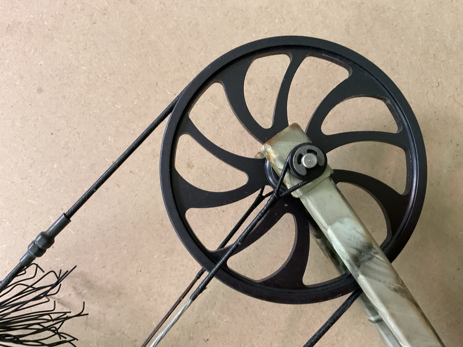 DIAMOND ARCHERY STUD RH BOW