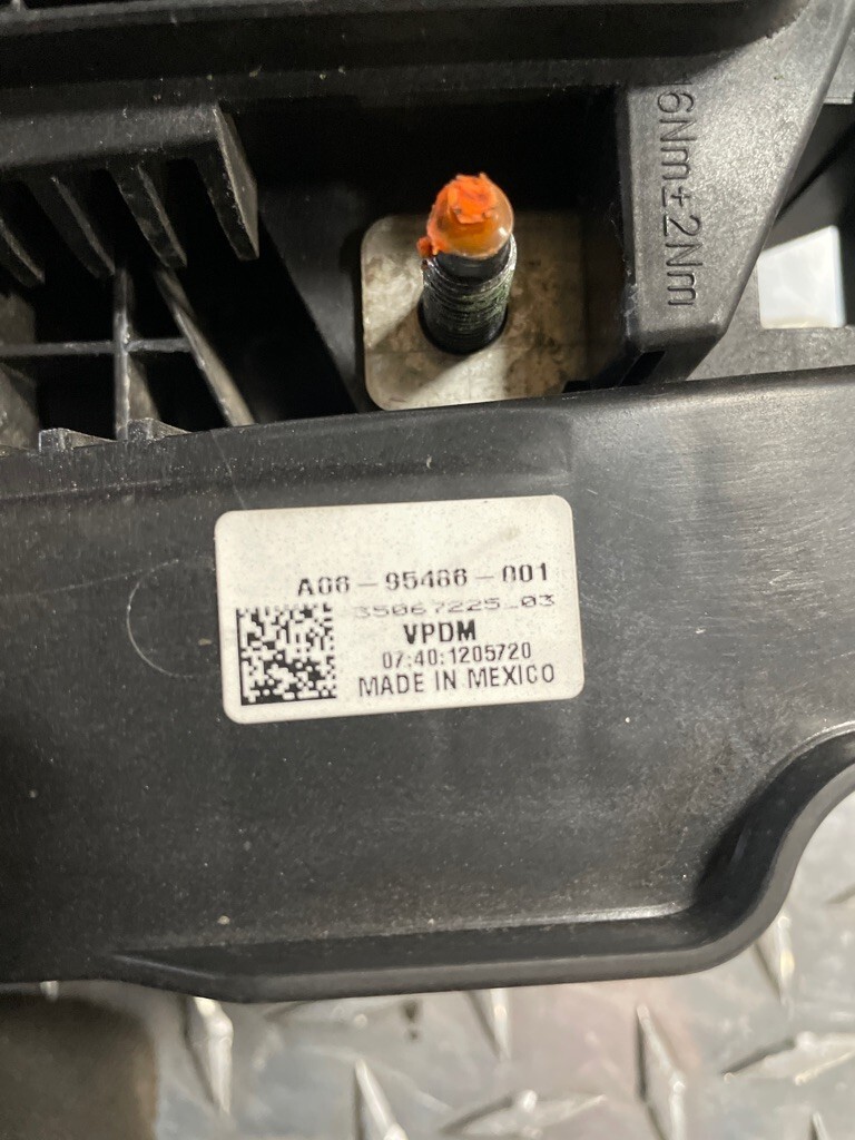 FREIGHTLINER CASCADIA DAIMLER BATTERY CABLE ACCESS MODULE A66-01862-000 7520
