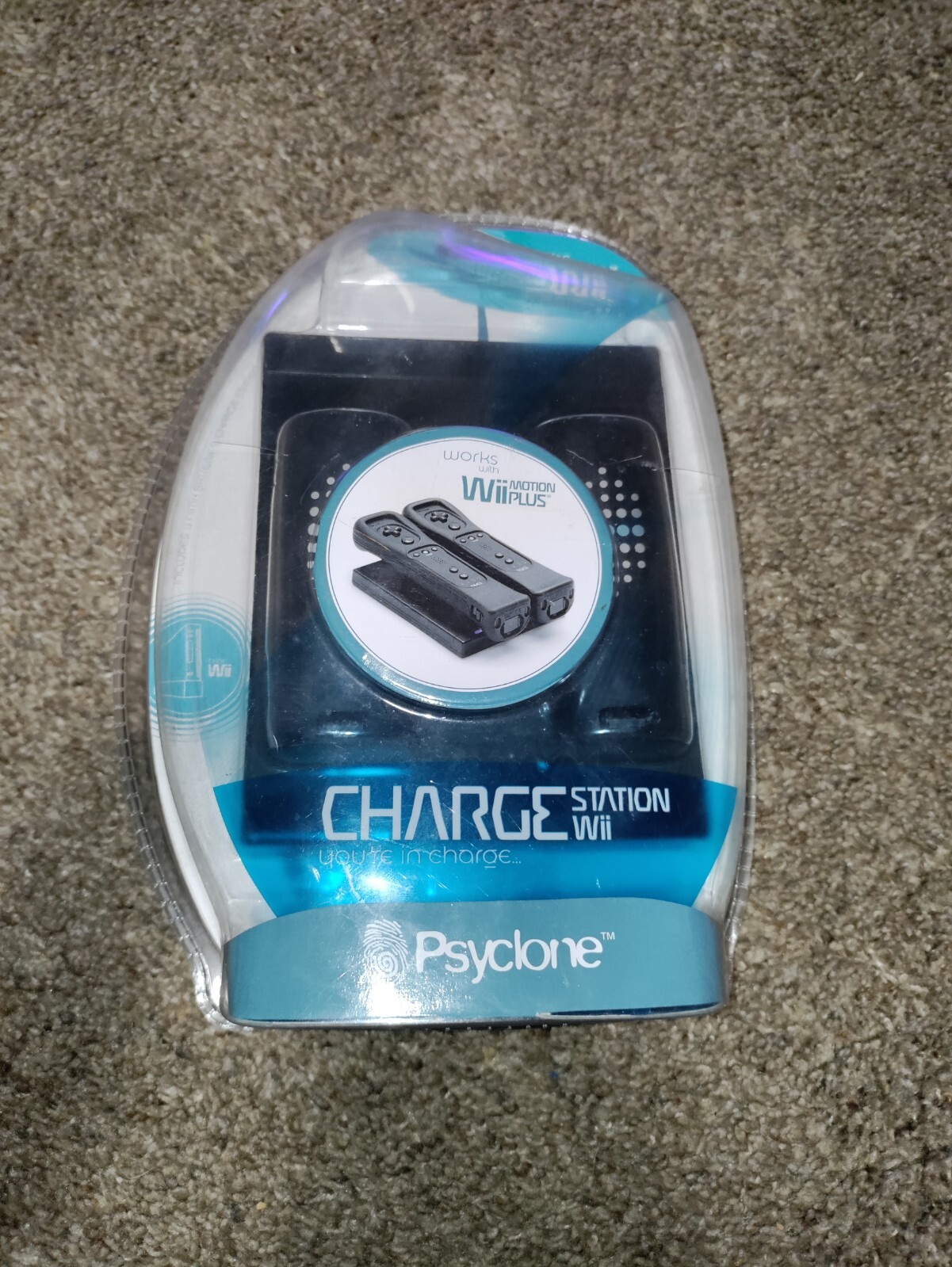 NEW PSYCLONE CHARGE STATION FOR WII W/ 2 BATTERIES NIB