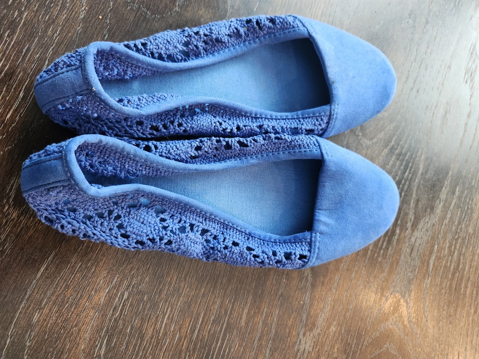 Women's size 6 new lacy blue shoes