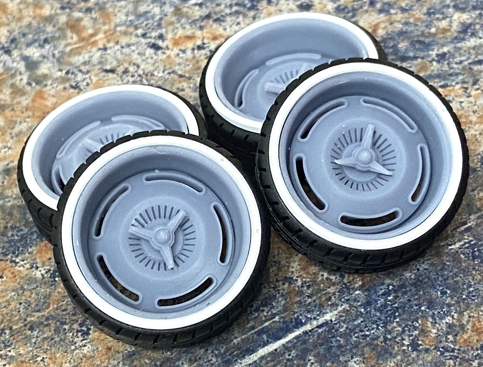 Resin 22 In. Raceline Desperado Wheels, W One In. Whitewalls,1/24 Scale,1/25